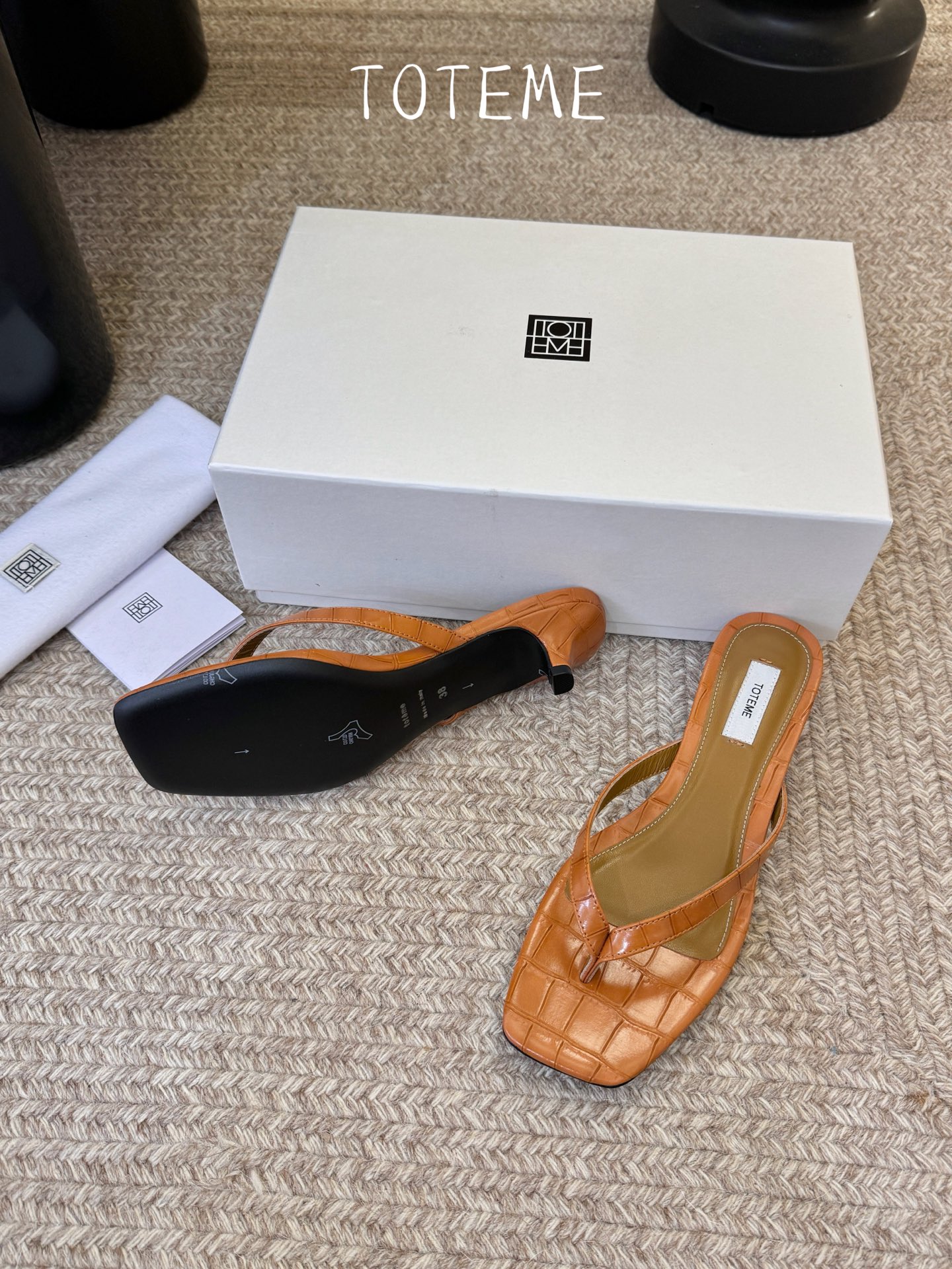 Toteme春夏新款猫跟夹趾拖鞋‼️矮跟人字拖！这双真的爱了爱了 极简风又带时髦 必入的一双单品 我爱了