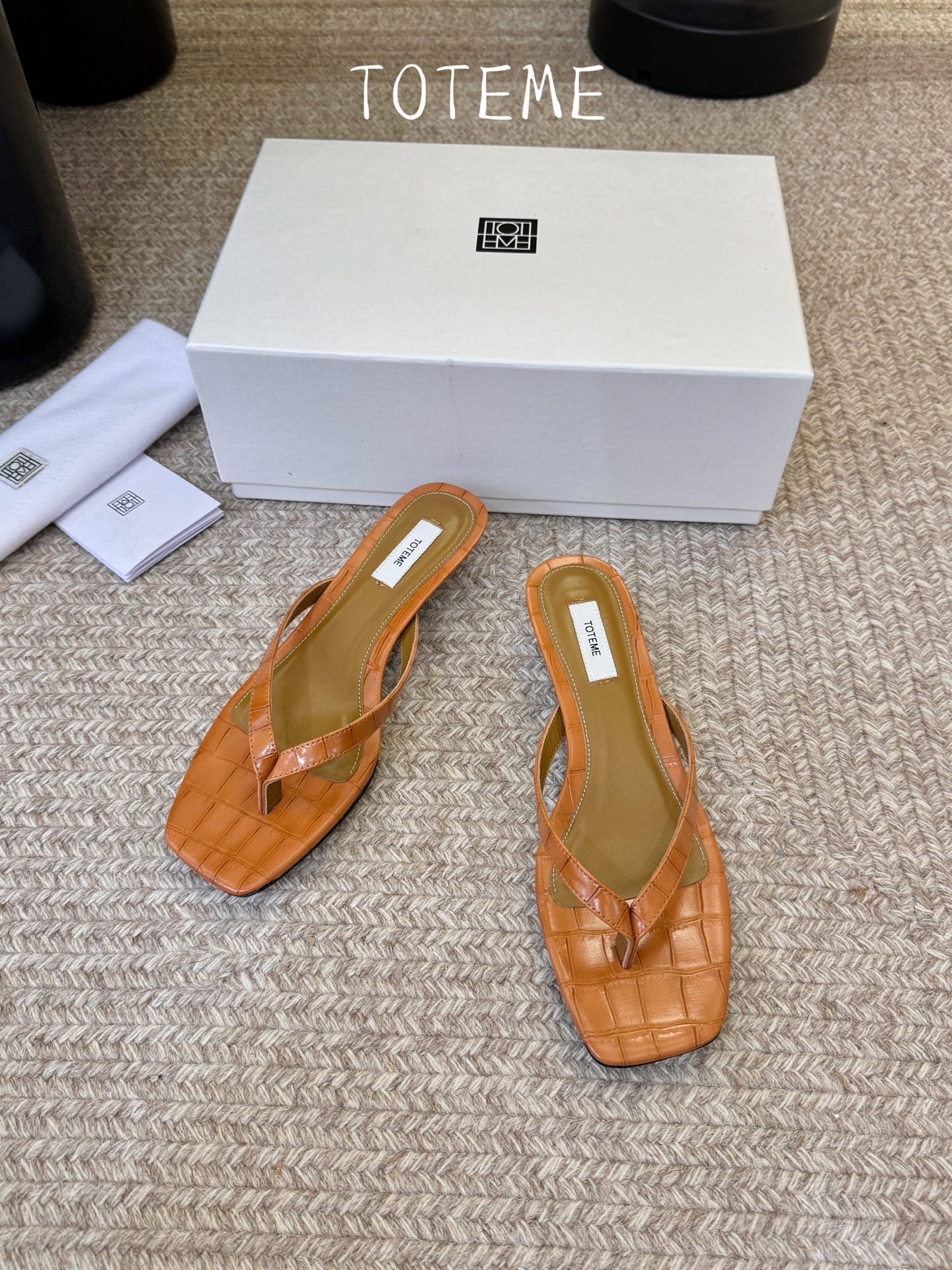 Toteme春夏新款猫跟夹趾拖鞋‼️矮跟人字拖！这双真的爱了爱了 极简风又带时髦 必入的一双单品 我爱了