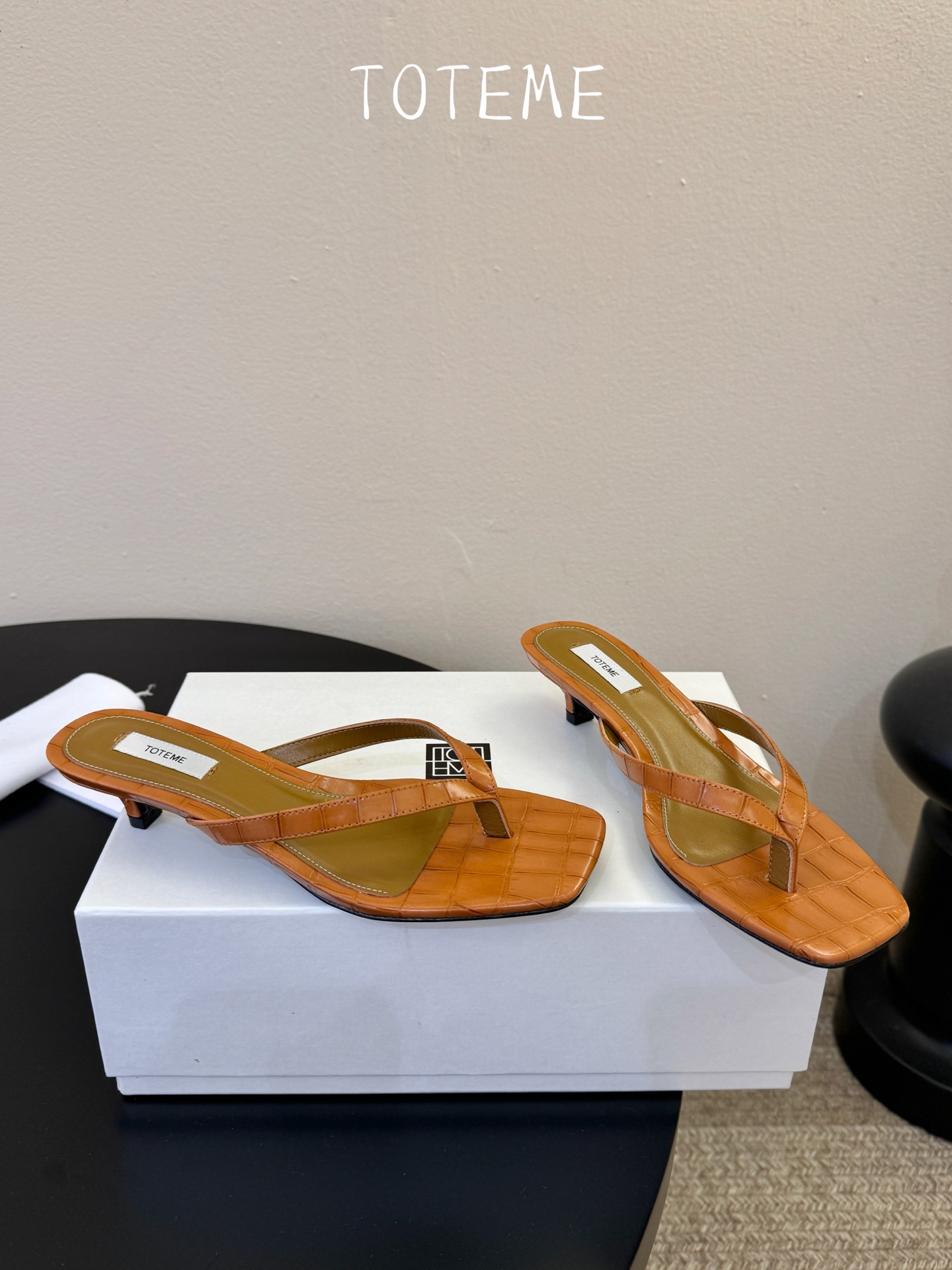 Toteme春夏新款猫跟夹趾拖鞋‼️矮跟人字拖！这双真的爱了爱了 极简风又带时髦 必入的一双单品 我爱了