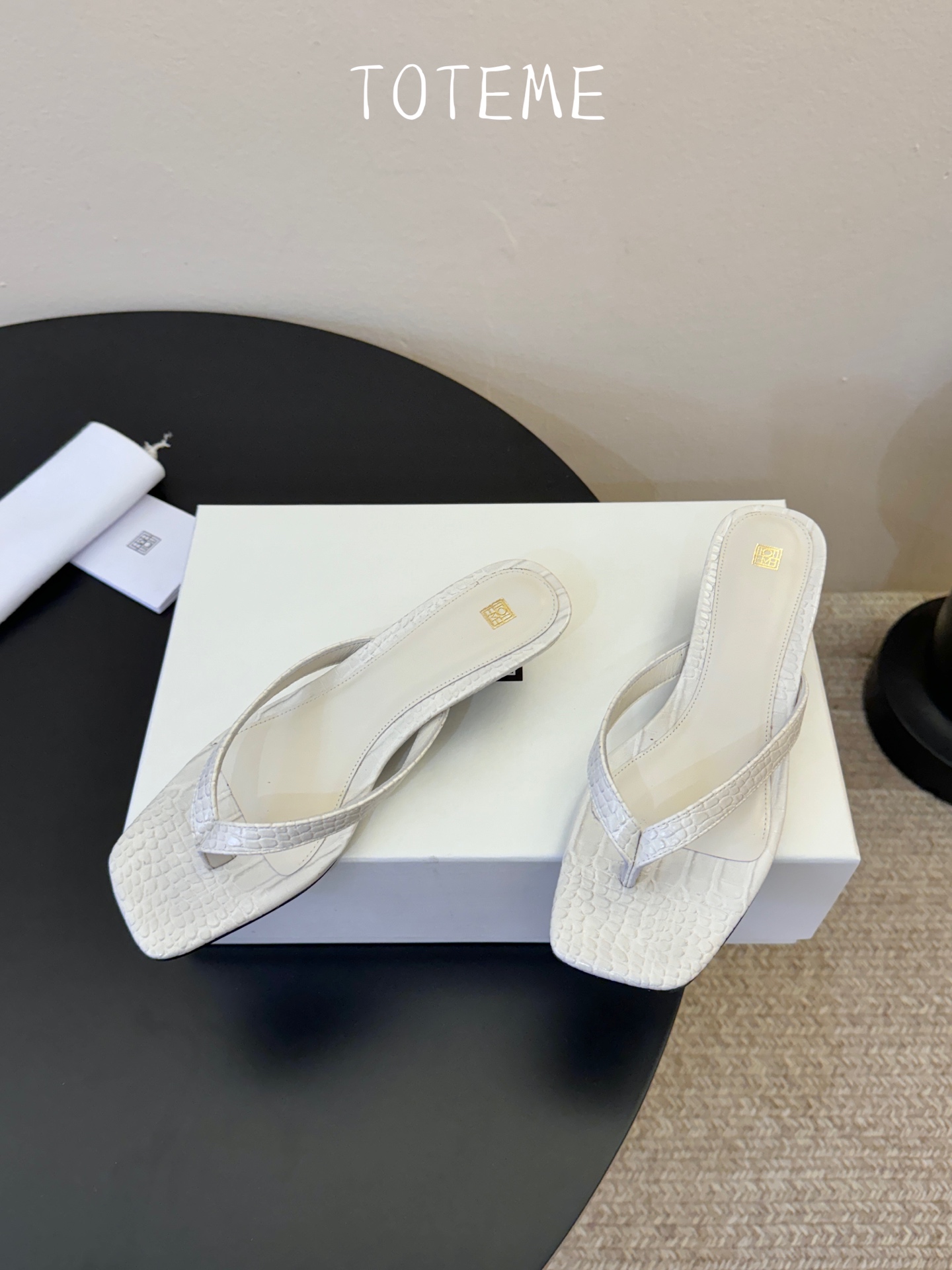 Toteme春夏新款猫跟夹趾拖鞋‼️矮跟人字拖！这双真的爱了爱了 极简风又带时髦 必入的一双单品 我爱了