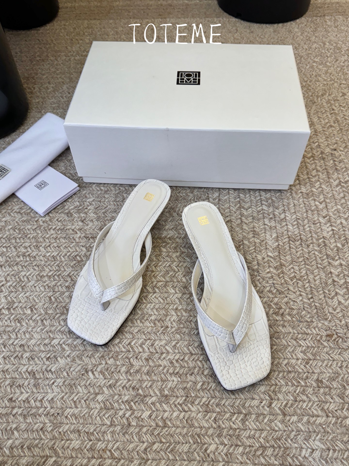 Toteme春夏新款猫跟夹趾拖鞋‼️矮跟人字拖！这双真的爱了爱了 极简风又带时髦 必入的一双单品 我爱了