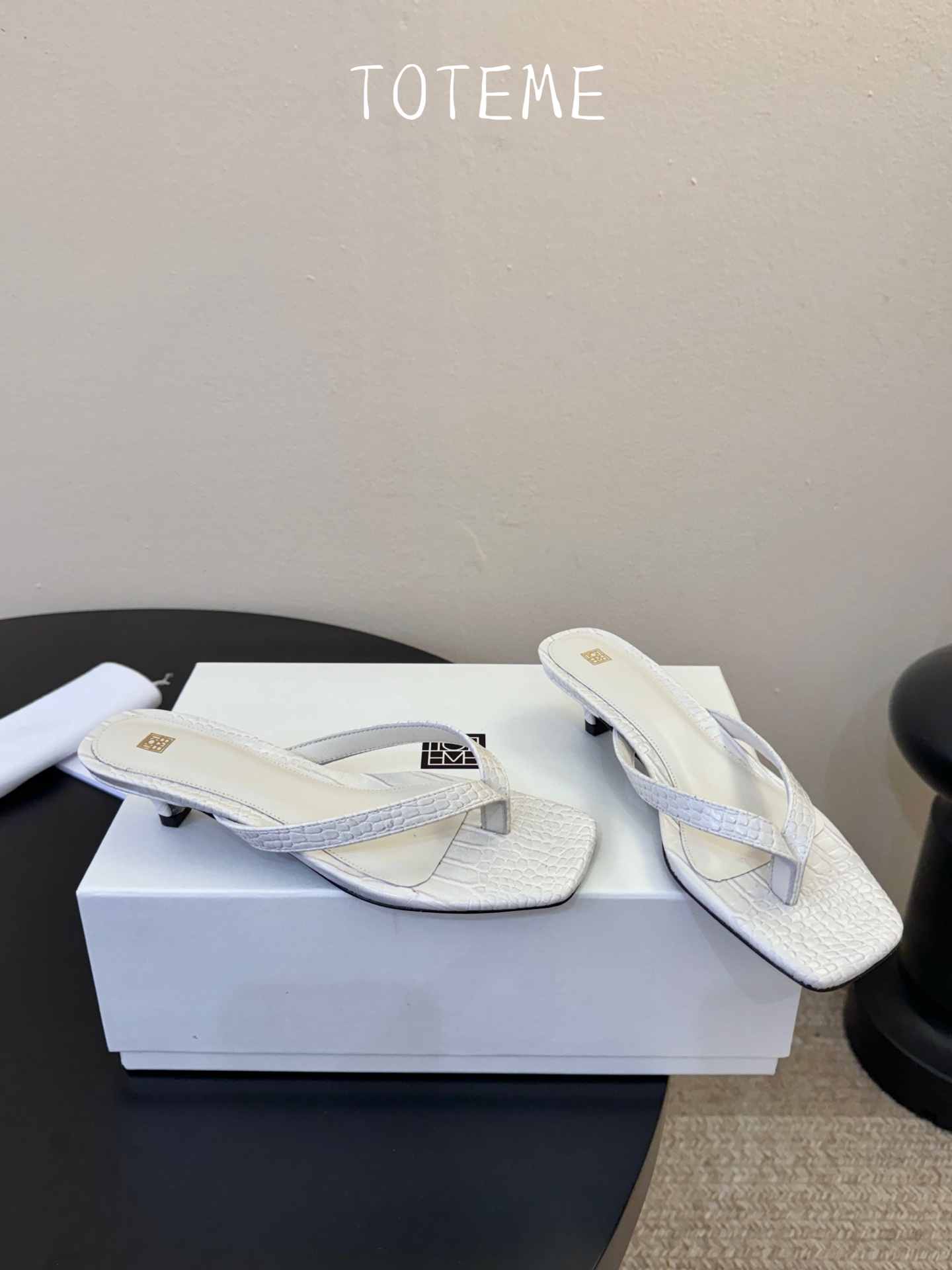 Toteme春夏新款猫跟夹趾拖鞋‼️矮跟人字拖！这双真的爱了爱了 极简风又带时髦 必入的一双单品 我爱了