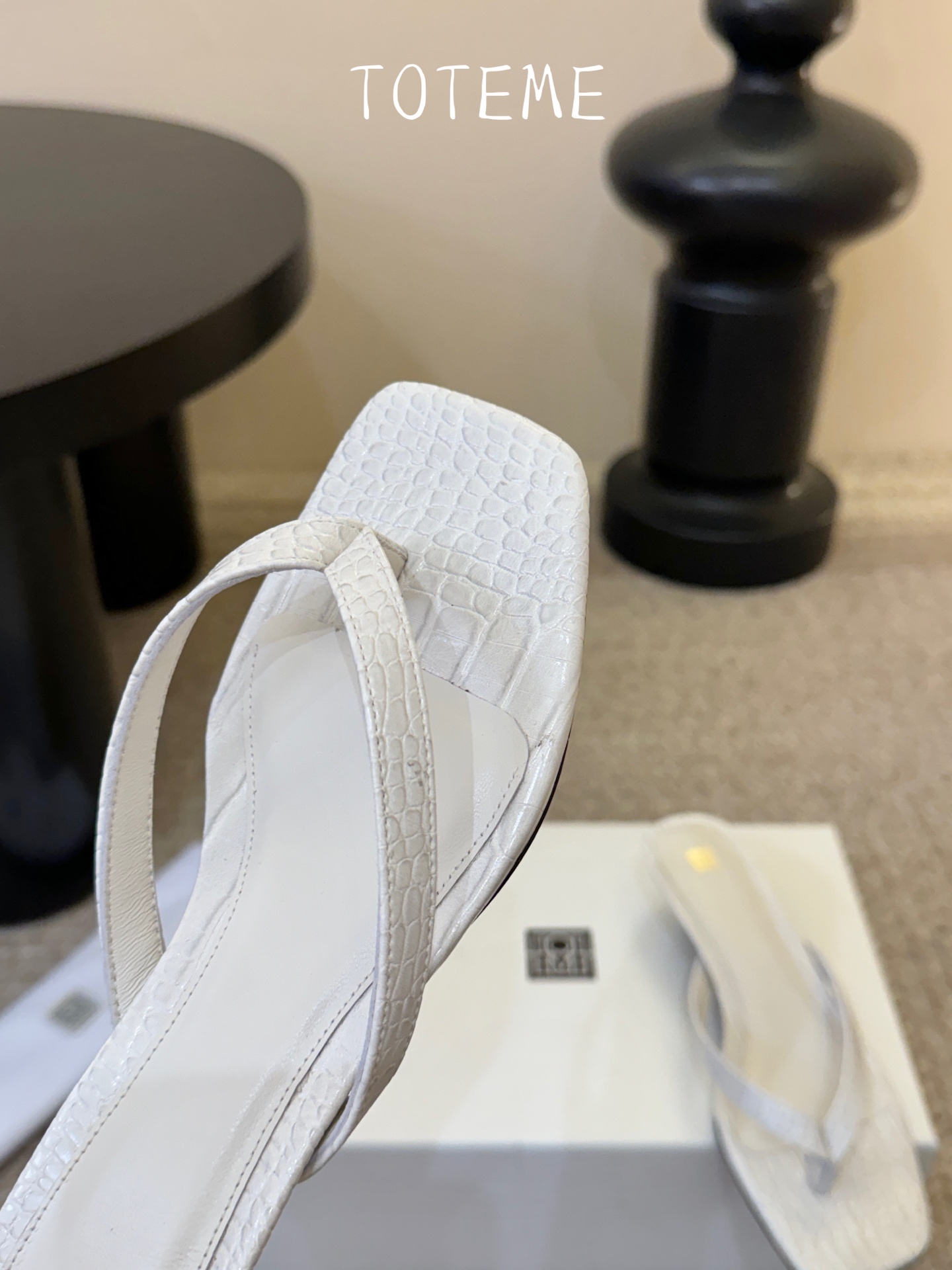 Toteme春夏新款猫跟夹趾拖鞋‼️矮跟人字拖！这双真的爱了爱了 极简风又带时髦 必入的一双单品 我爱了