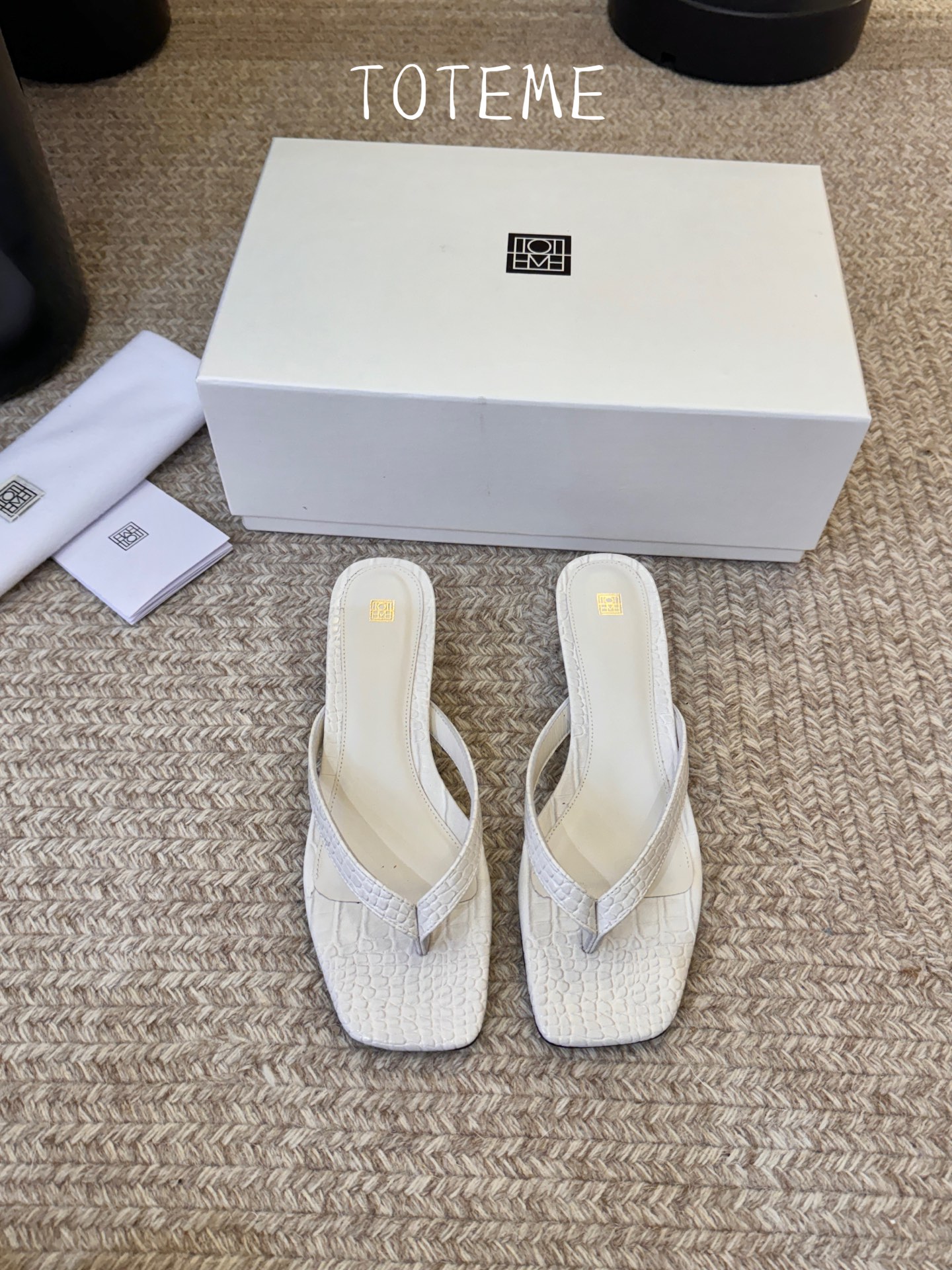 Toteme春夏新款猫跟夹趾拖鞋‼️矮跟人字拖！这双真的爱了爱了 极简风又带时髦 必入的一双单品 我爱了