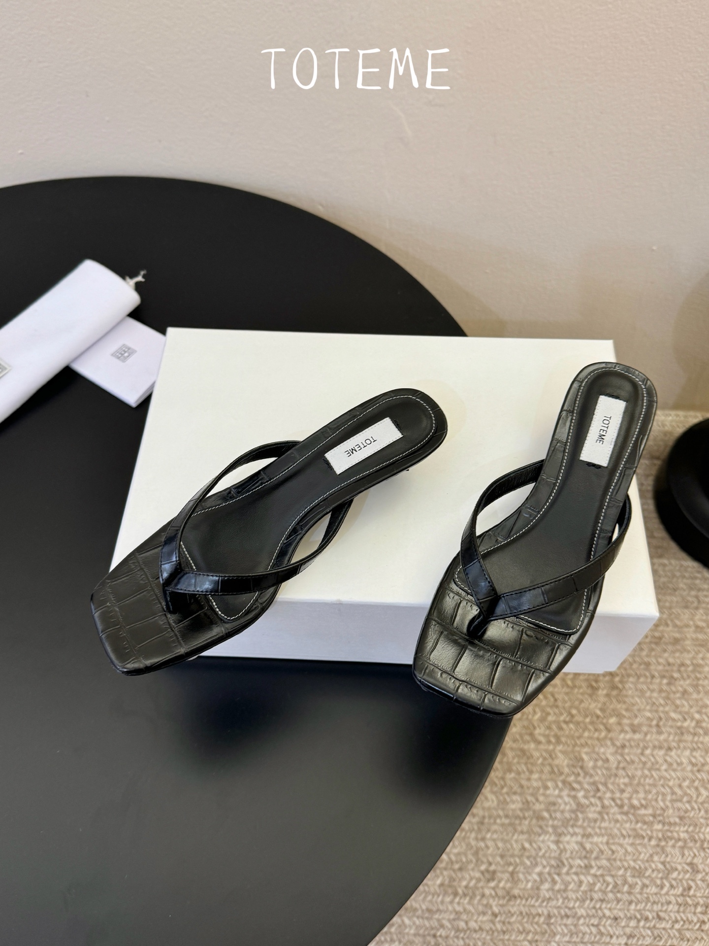 Toteme春夏新款猫跟夹趾拖鞋‼️矮跟人字拖！这双真的爱了爱了 极简风又带时髦 必入的一双单品 我爱了