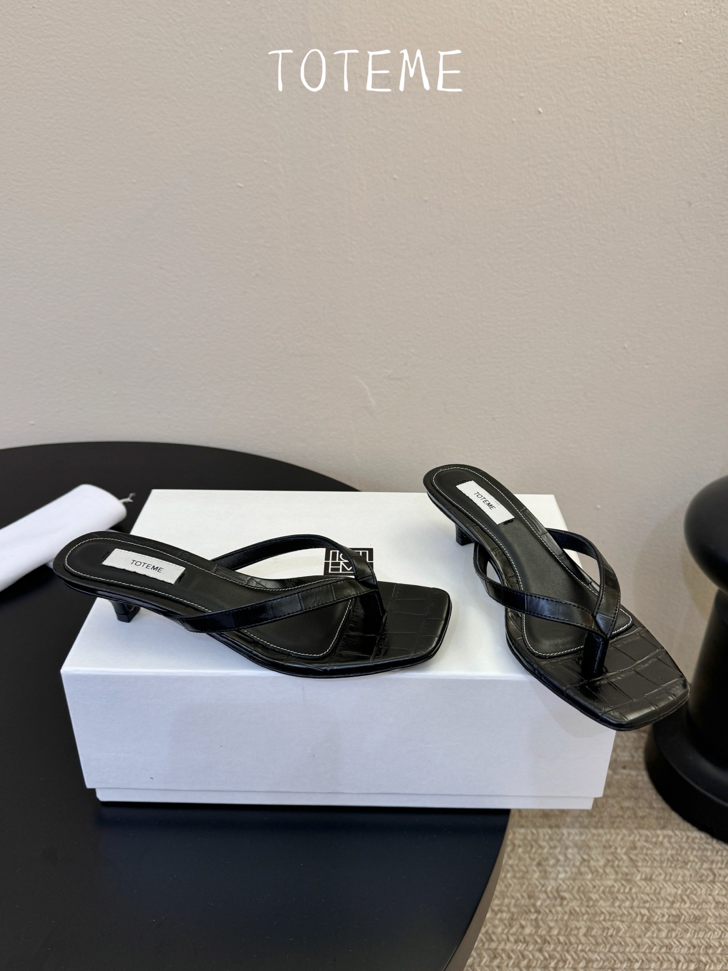 Toteme春夏新款猫跟夹趾拖鞋‼️矮跟人字拖！这双真的爱了爱了 极简风又带时髦 必入的一双单品 我爱了