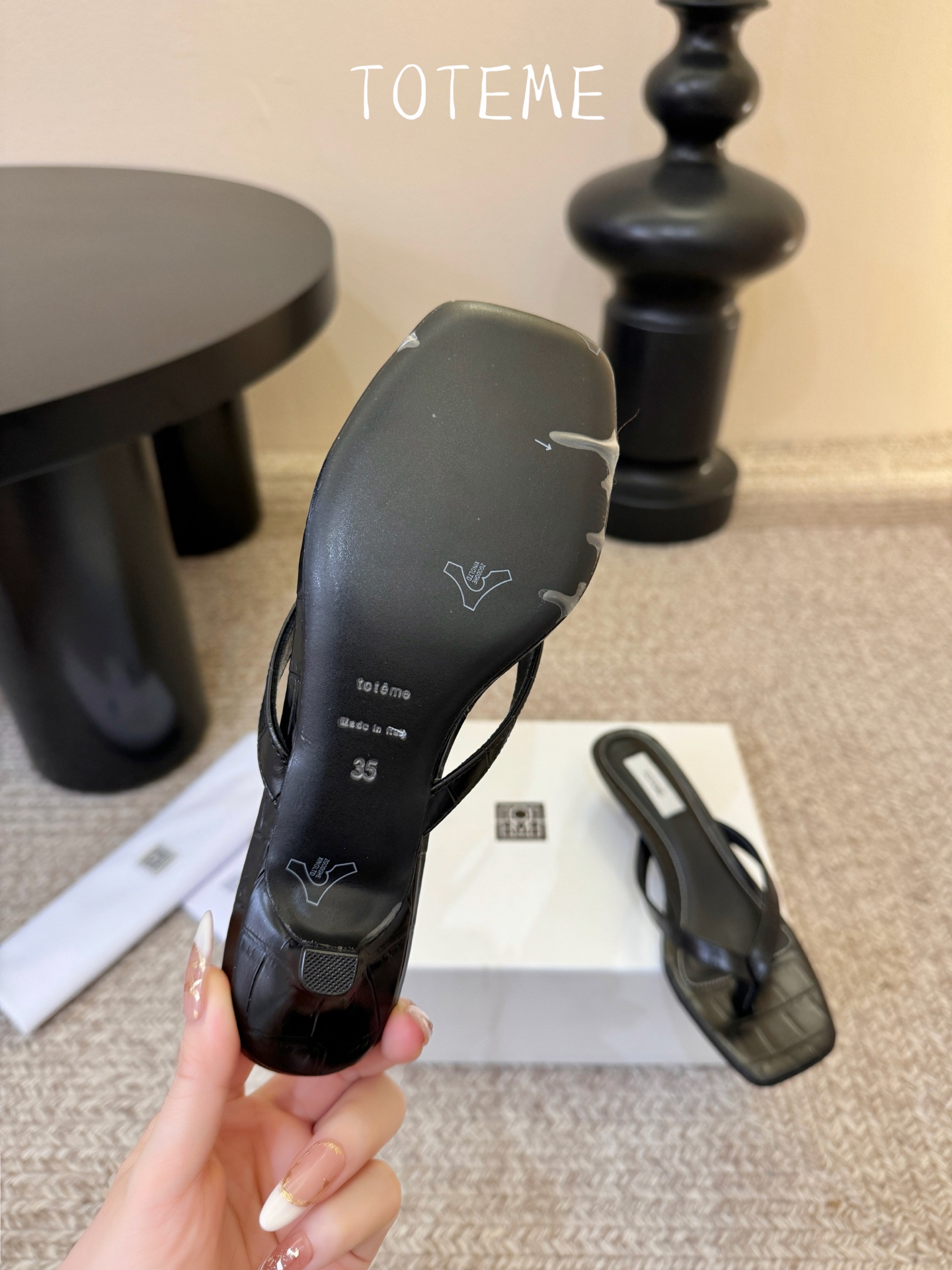 Toteme春夏新款猫跟夹趾拖鞋‼️矮跟人字拖！这双真的爱了爱了 极简风又带时髦 必入的一双单品 我爱了