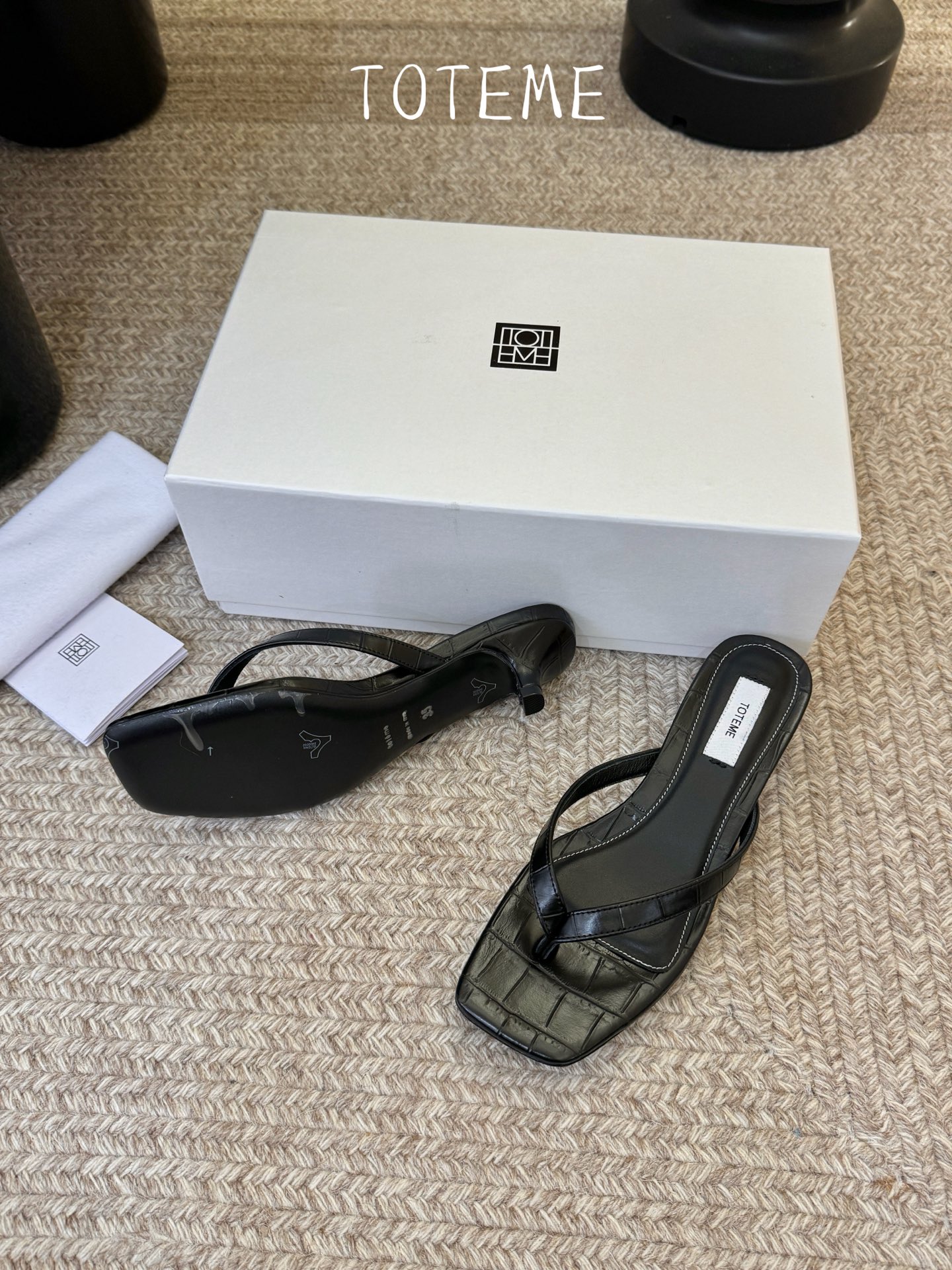 Toteme春夏新款猫跟夹趾拖鞋‼️矮跟人字拖！这双真的爱了爱了 极简风又带时髦 必入的一双单品 我爱了
