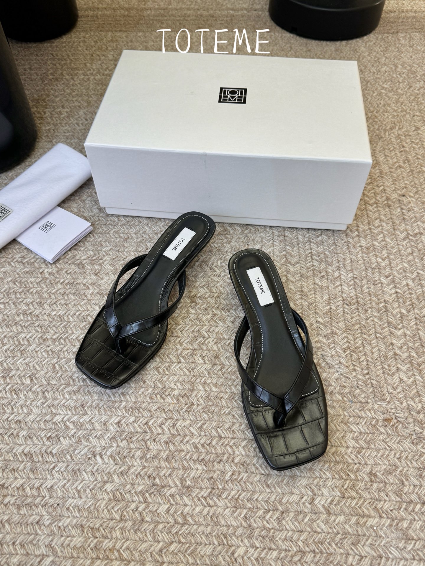 Toteme春夏新款猫跟夹趾拖鞋‼️矮跟人字拖！这双真的爱了爱了 极简风又带时髦 必入的一双单品 我爱了
