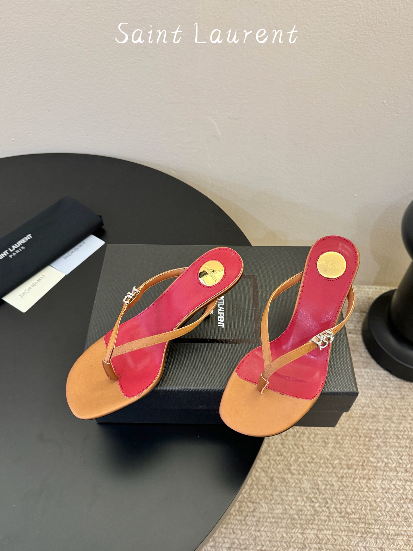 Saint Laurent / YSL圣罗兰金属字母logo高跟凉鞋YSL姐姐的美丽尤物高跟鞋 又是人间