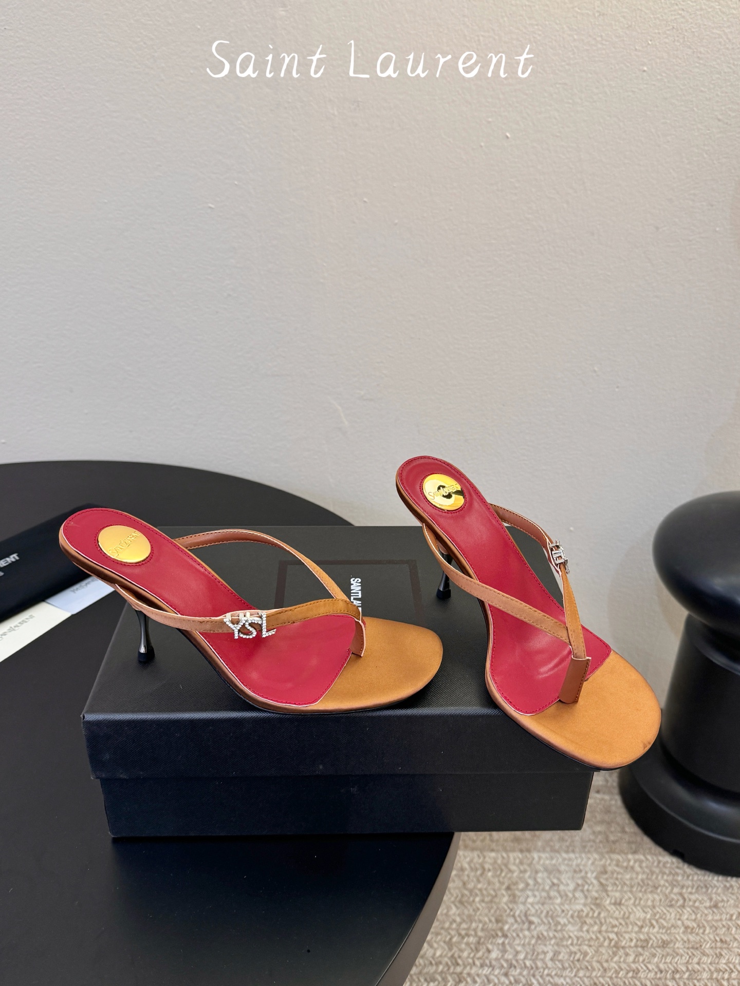 Saint Laurent / YSL圣罗兰金属字母logo高跟凉鞋YSL姐姐的美丽尤物高跟鞋 又是人间