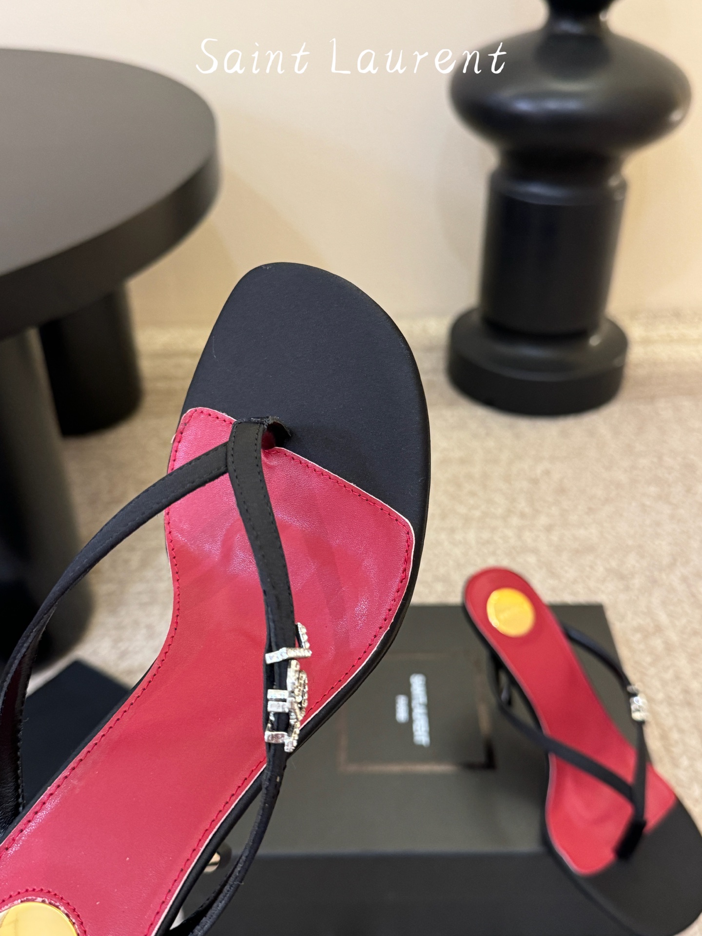Saint Laurent / YSL圣罗兰金属字母logo高跟凉鞋YSL姐姐的美丽尤物高跟鞋 又是人间