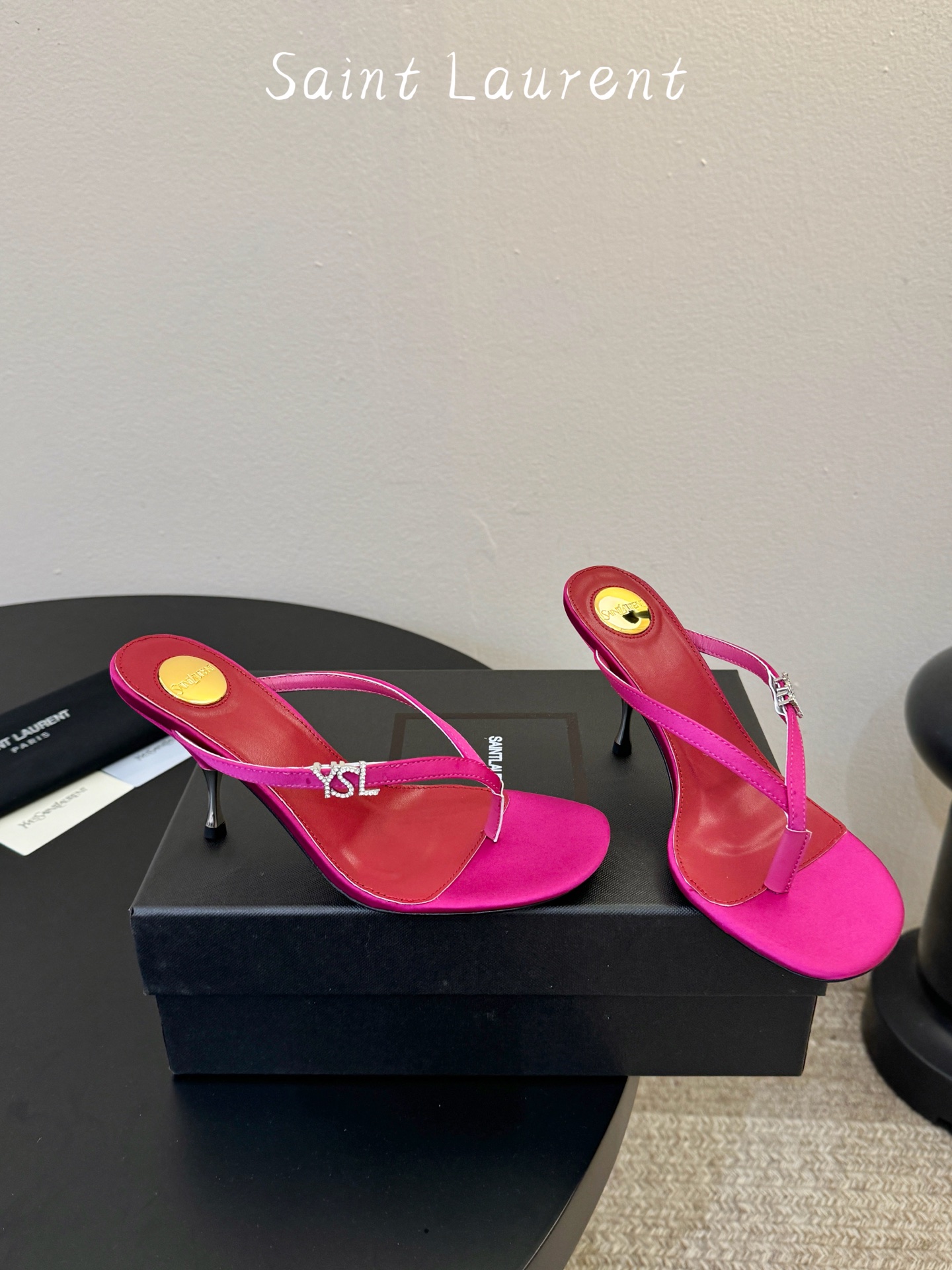 Saint Laurent / YSL圣罗兰金属字母logo高跟凉鞋YSL姐姐的美丽尤物高跟鞋 又是人间