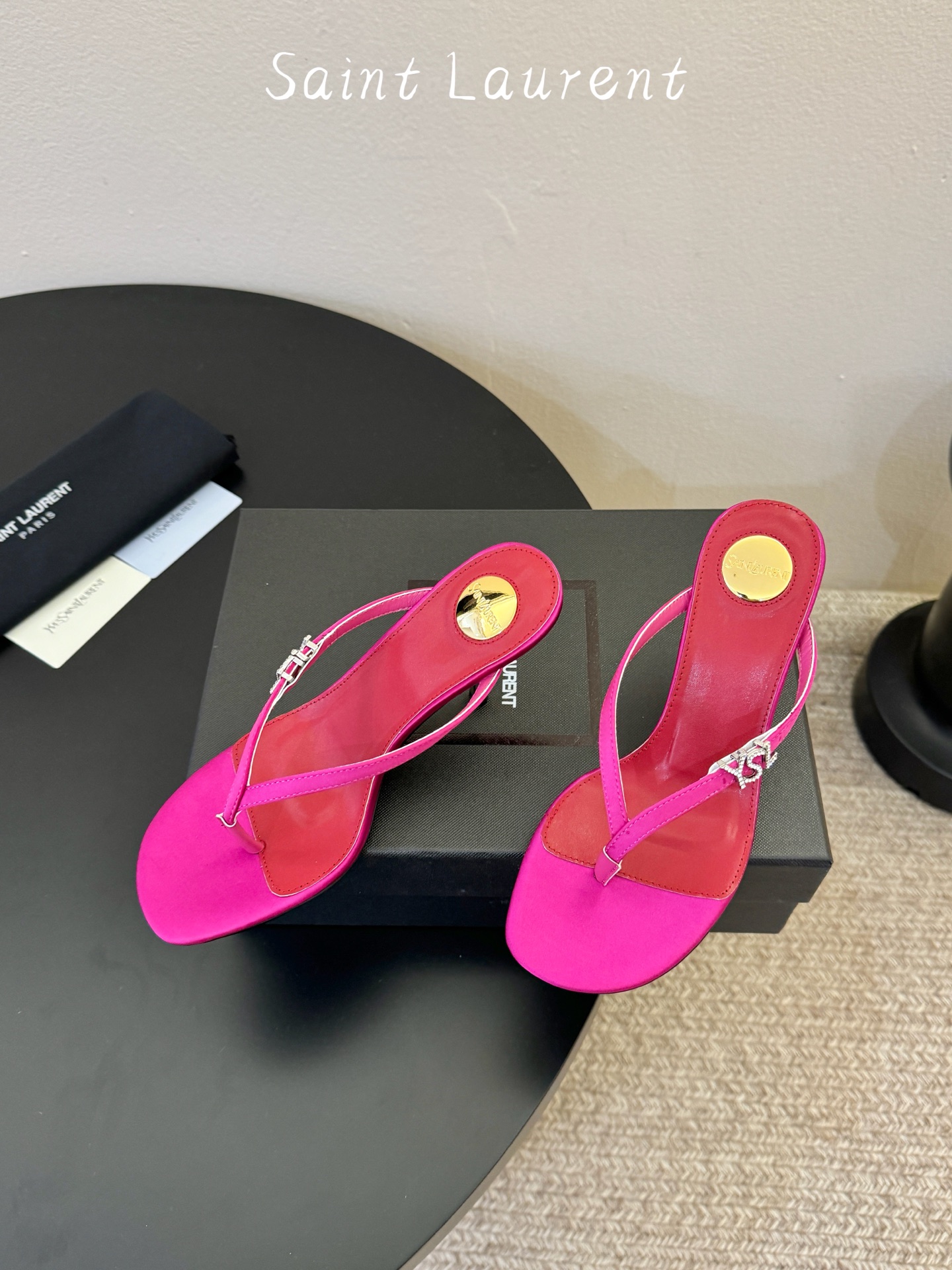 Saint Laurent / YSL圣罗兰金属字母logo高跟凉鞋YSL姐姐的美丽尤物高跟鞋 又是人间