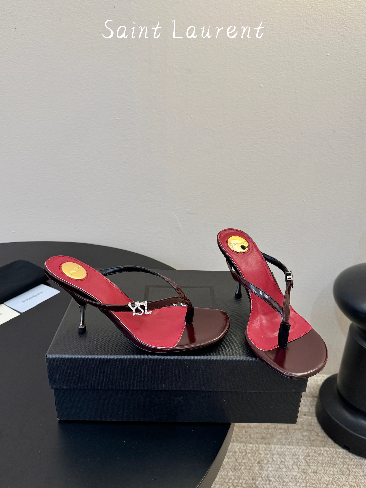 Saint Laurent / YSL圣罗兰金属字母logo高跟凉鞋YSL姐姐的美丽尤物高跟鞋 又是人间