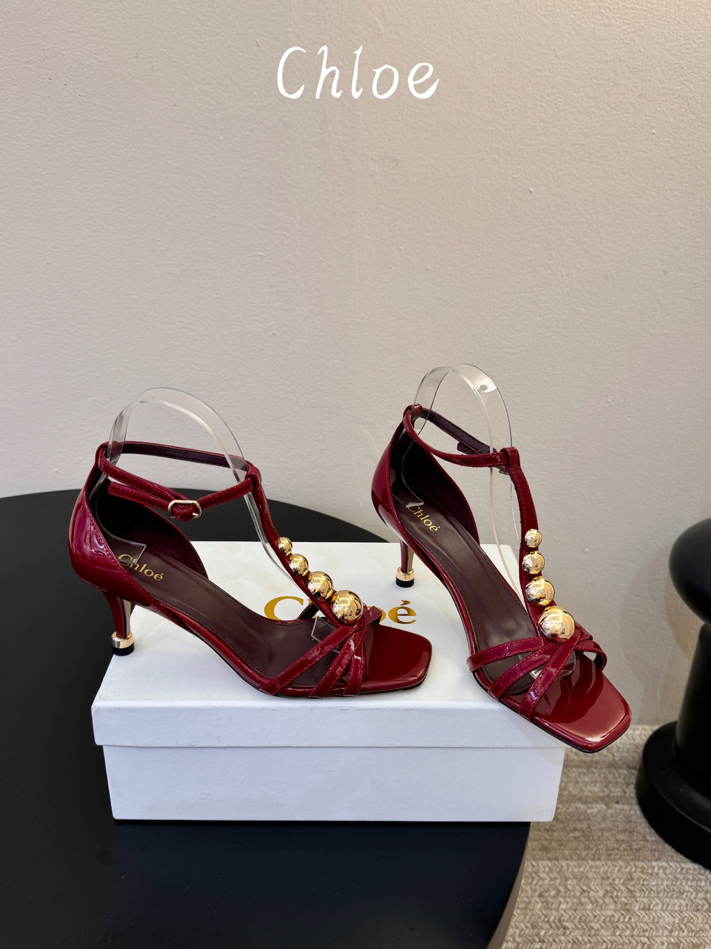 Chloe克洛伊•26春夏新品6cm高跟凉鞋！最新系列凉鞋純手工製作的金屬logo裝飾獨特風格更顯品牌魅