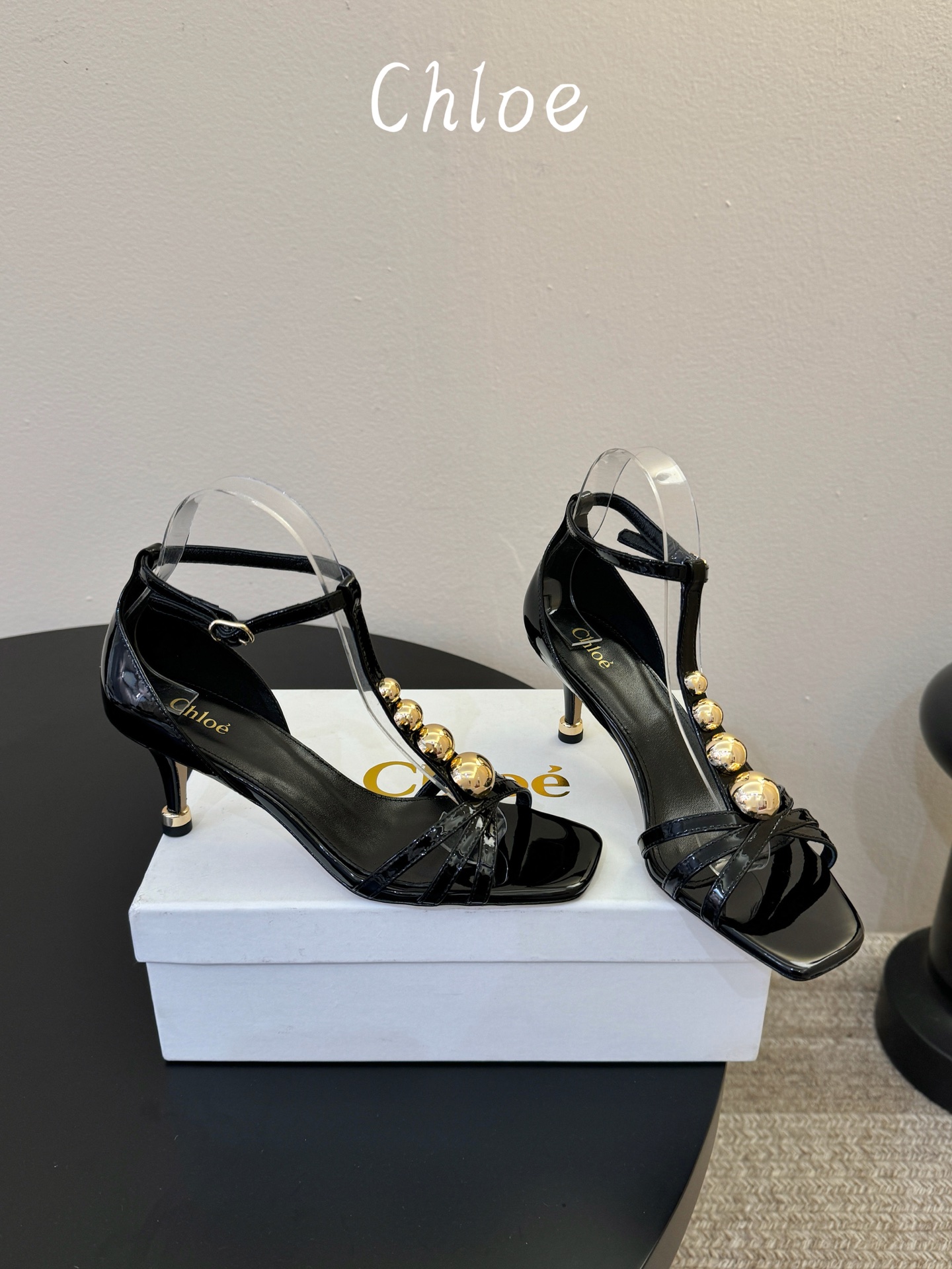 Chloe克洛伊•26春夏新品6cm高跟凉鞋！最新系列凉鞋純手工製作的金屬logo裝飾獨特風格更顯品牌魅