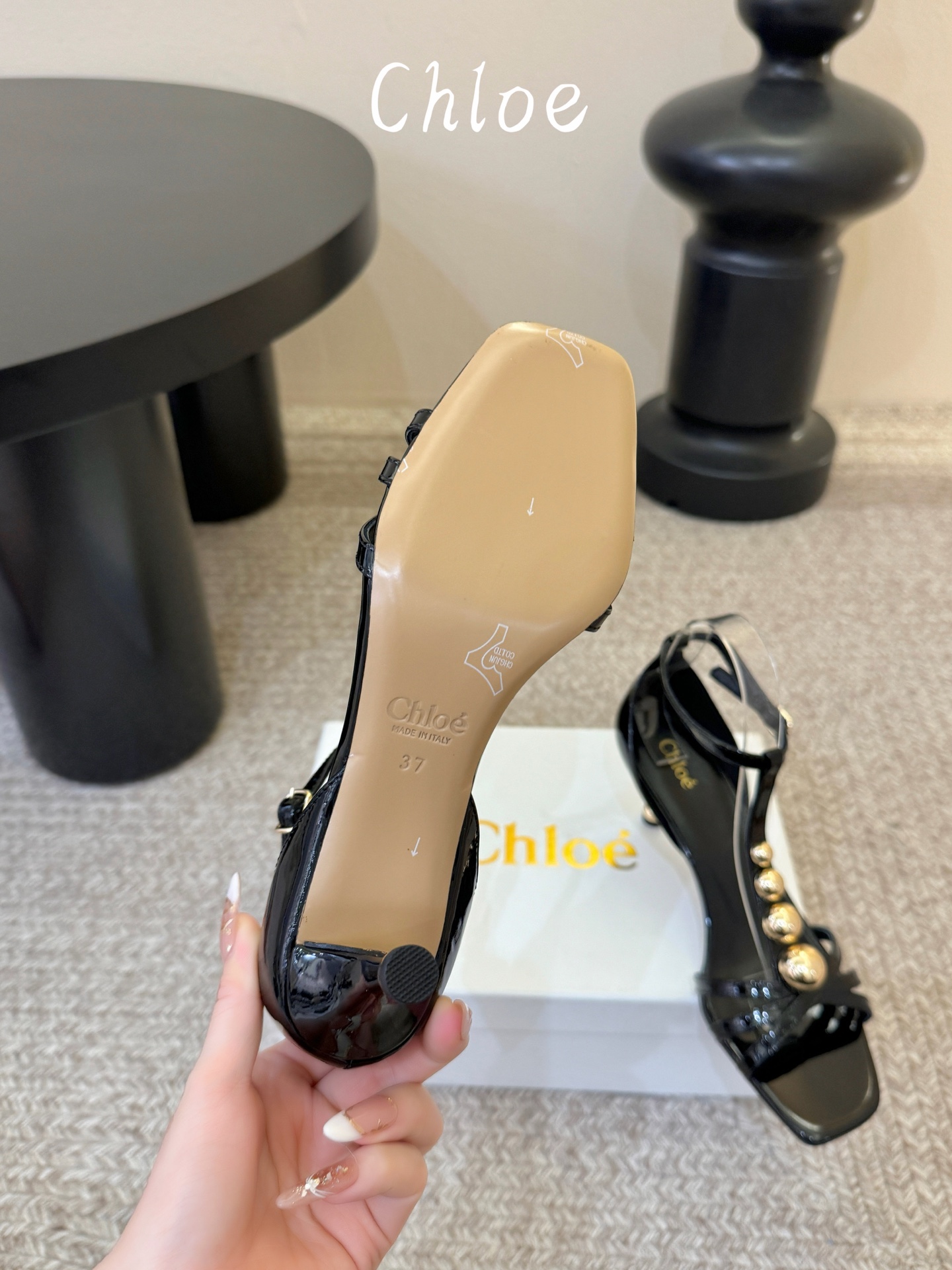 Chloe克洛伊•26春夏新品6cm高跟凉鞋！最新系列凉鞋純手工製作的金屬logo裝飾獨特風格更顯品牌魅