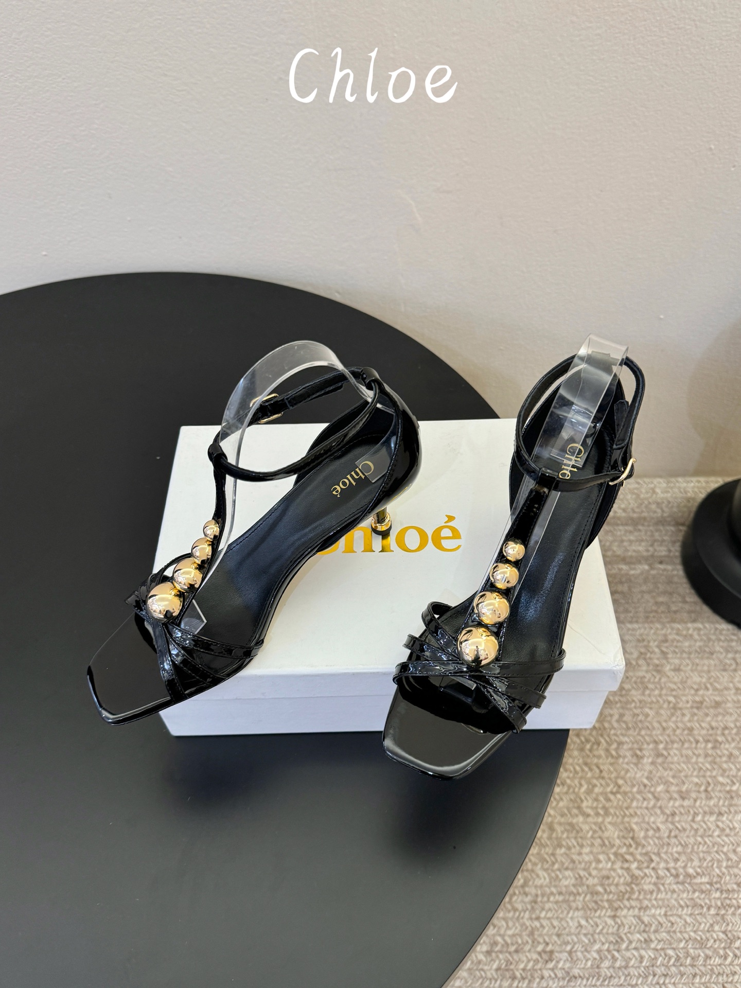 Chloe克洛伊•26春夏新品6cm高跟凉鞋！最新系列凉鞋純手工製作的金屬logo裝飾獨特風格更顯品牌魅