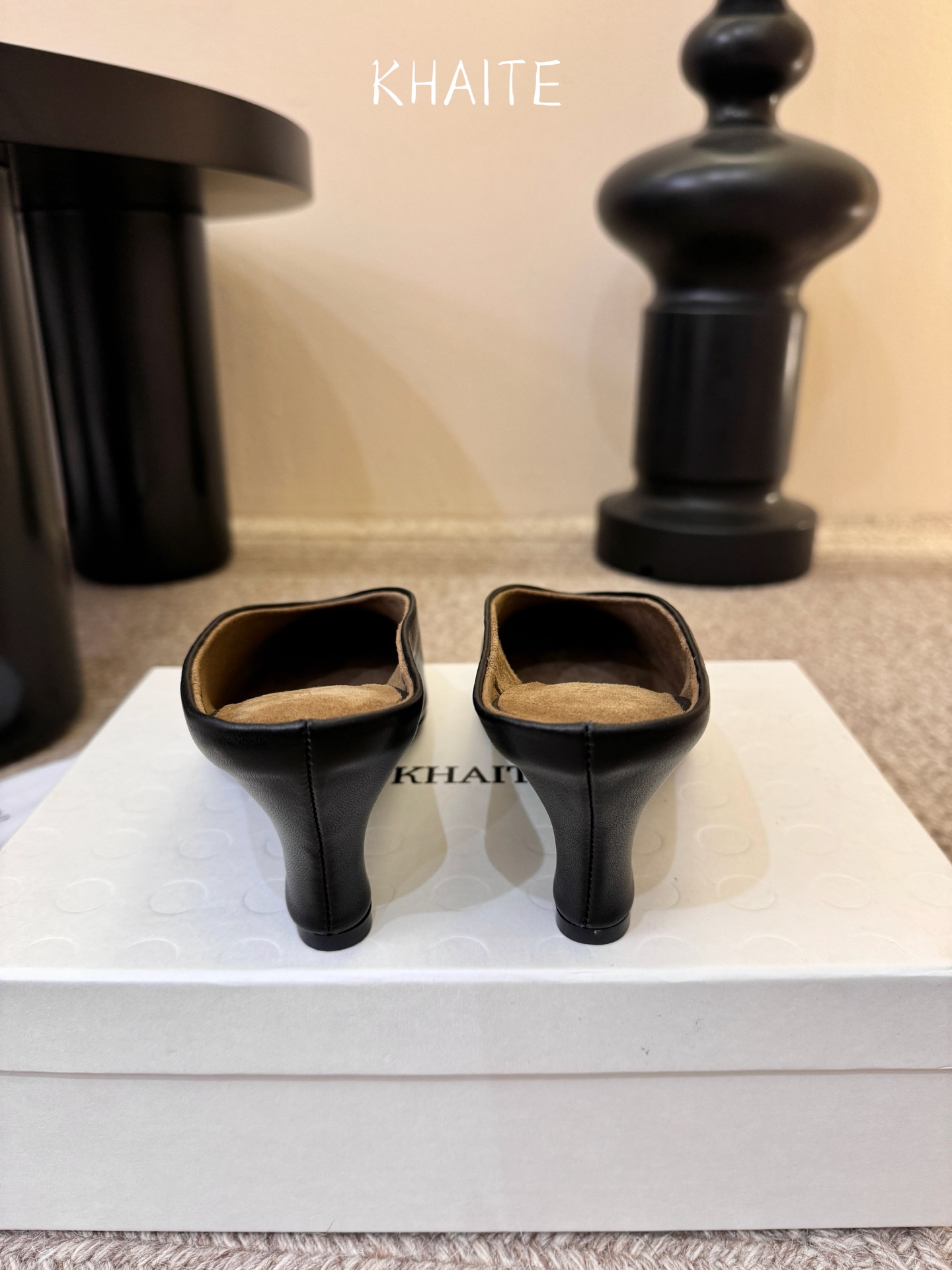 Khait* 𝟐𝟔𝐀𝐖新品穆勒半拖｜藏在日常里的复古叙事把90年代的复古优雅与当代的随性自在揉进鞋型里 