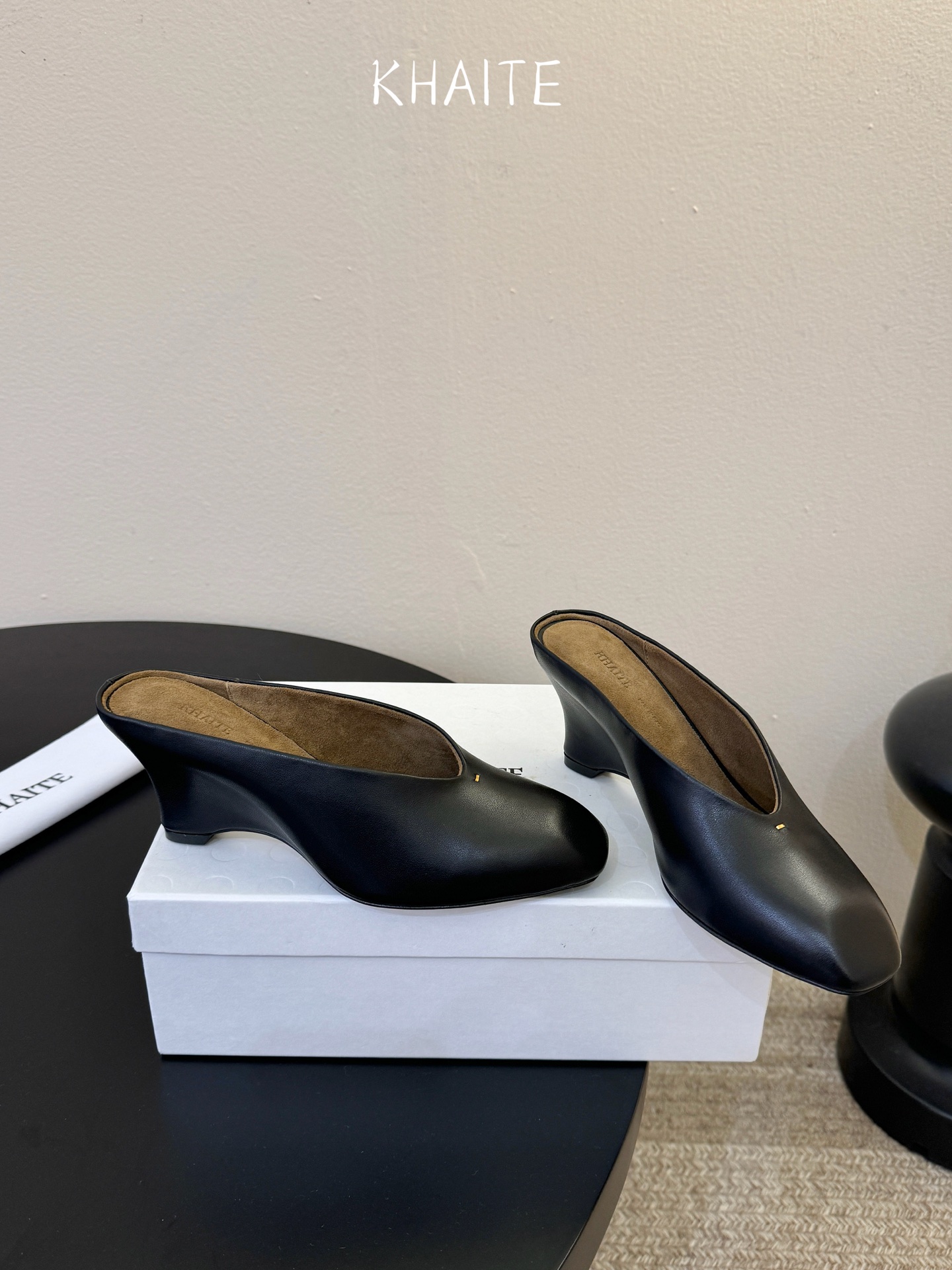 Khait* 𝟐𝟔𝐀𝐖新品穆勒半拖｜藏在日常里的复古叙事把90年代的复古优雅与当代的随性自在揉进鞋型里 