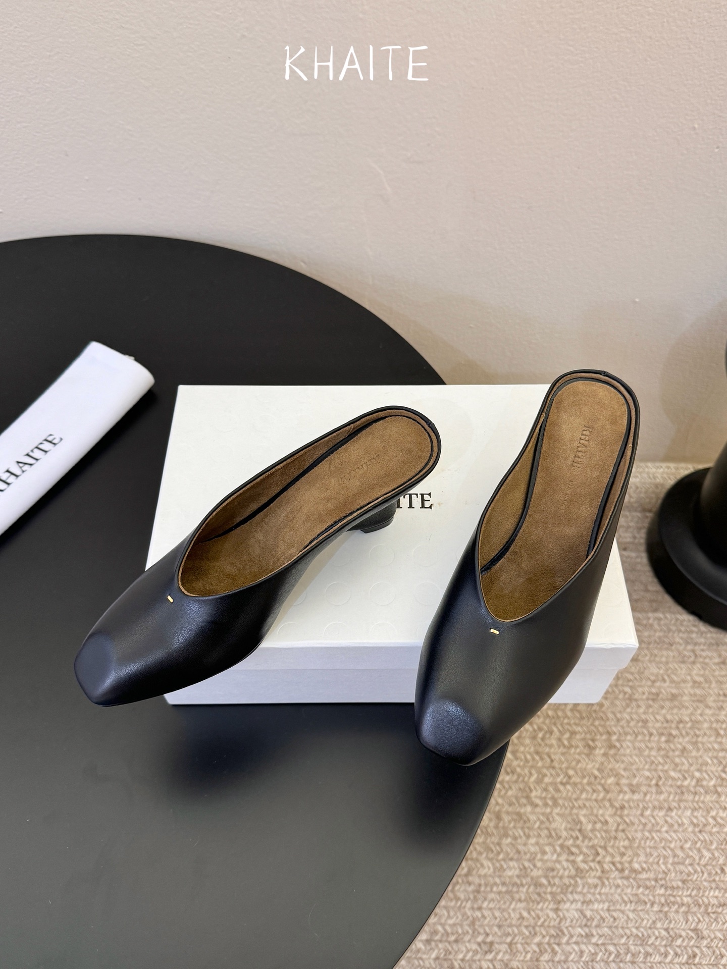 Khait* 𝟐𝟔𝐀𝐖新品穆勒半拖｜藏在日常里的复古叙事把90年代的复古优雅与当代的随性自在揉进鞋型里 