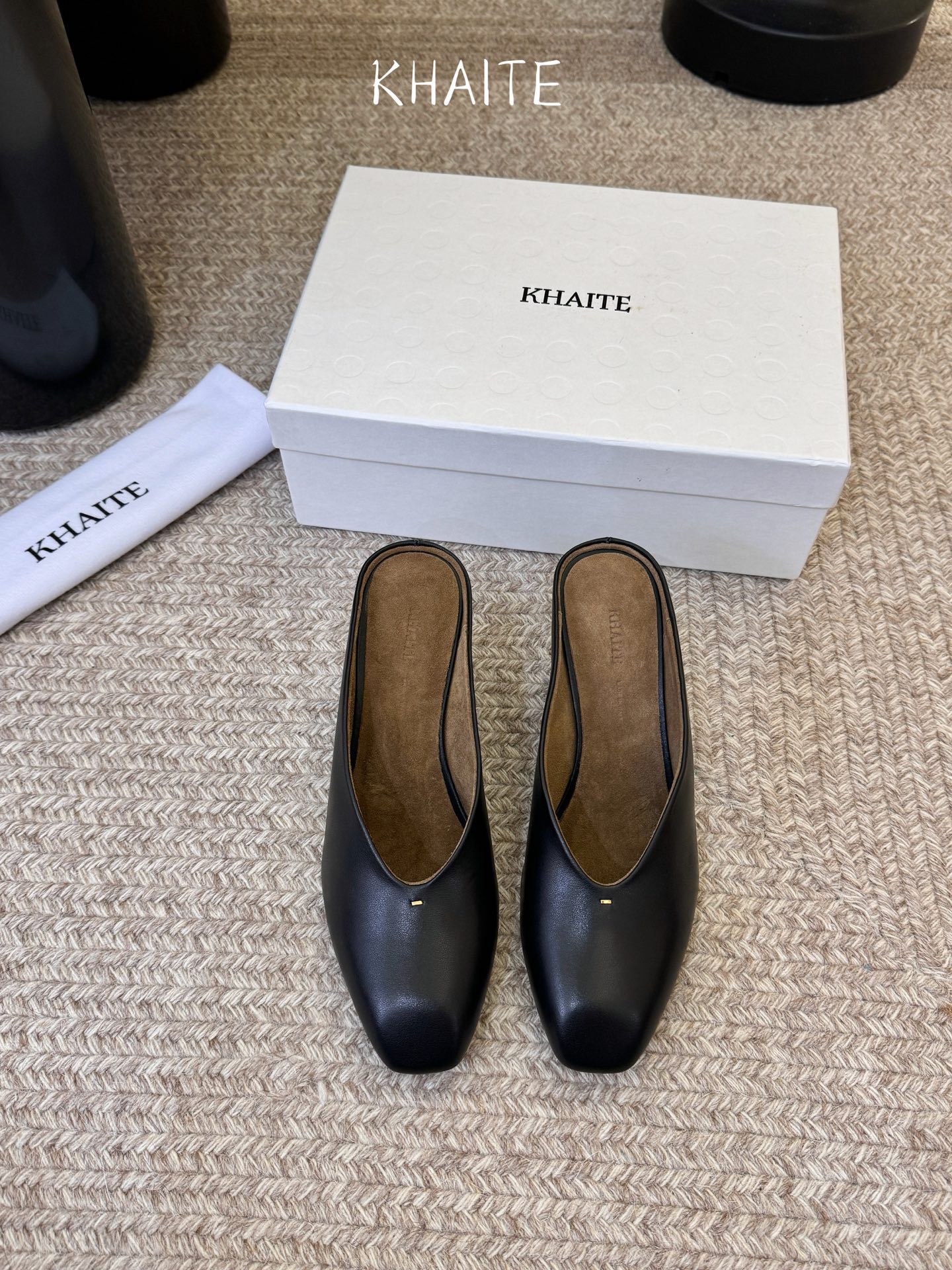 Khait* 𝟐𝟔𝐀𝐖新品穆勒半拖｜藏在日常里的复古叙事把90年代的复古优雅与当代的随性自在揉进鞋型里 