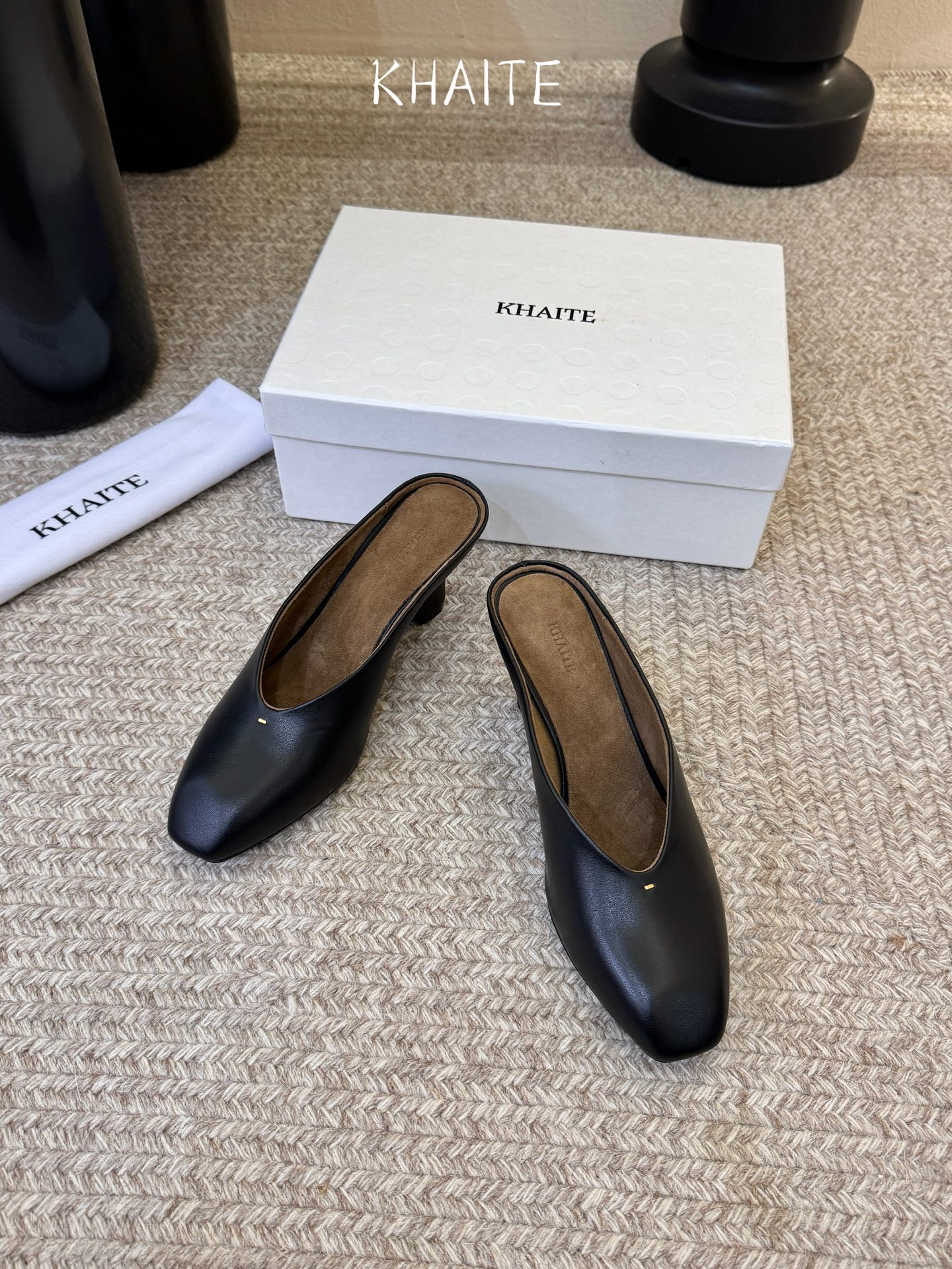 Khait* 𝟐𝟔𝐀𝐖新品穆勒半拖｜藏在日常里的复古叙事把90年代的复古优雅与当代的随性自在揉进鞋型里 