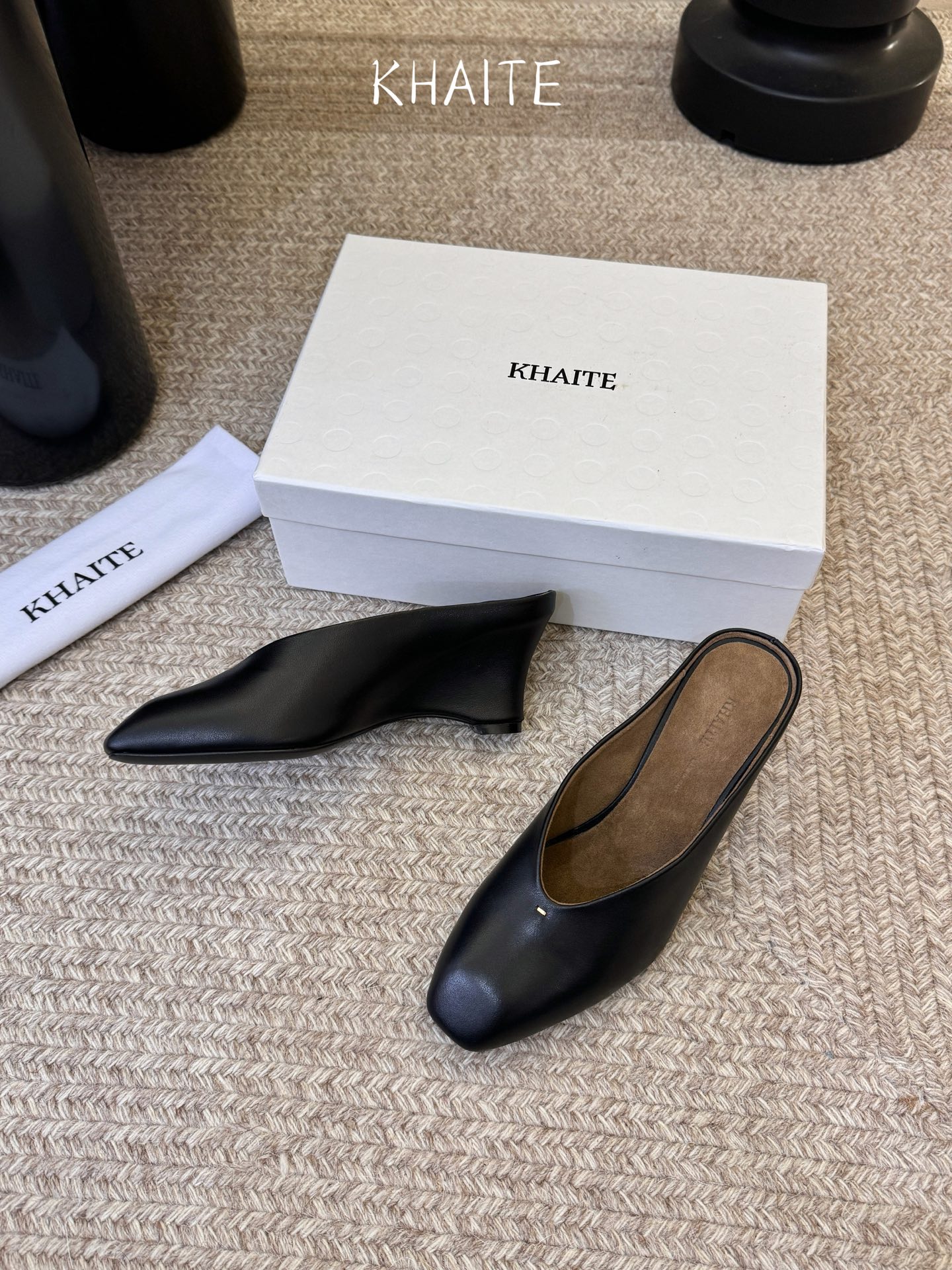 Khait* 𝟐𝟔𝐀𝐖新品穆勒半拖｜藏在日常里的复古叙事把90年代的复古优雅与当代的随性自在揉进鞋型里 