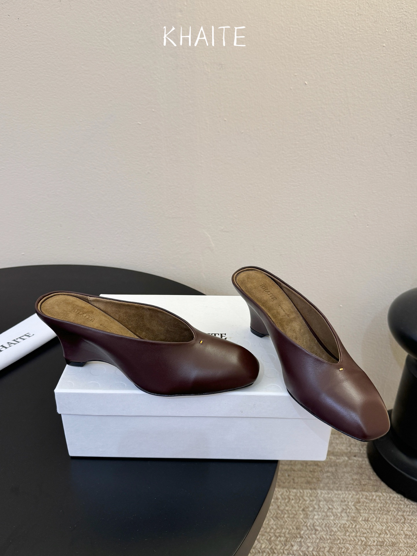 Khait* 𝟐𝟔𝐀𝐖新品穆勒半拖｜藏在日常里的复古叙事把90年代的复古优雅与当代的随性自在揉进鞋型里 