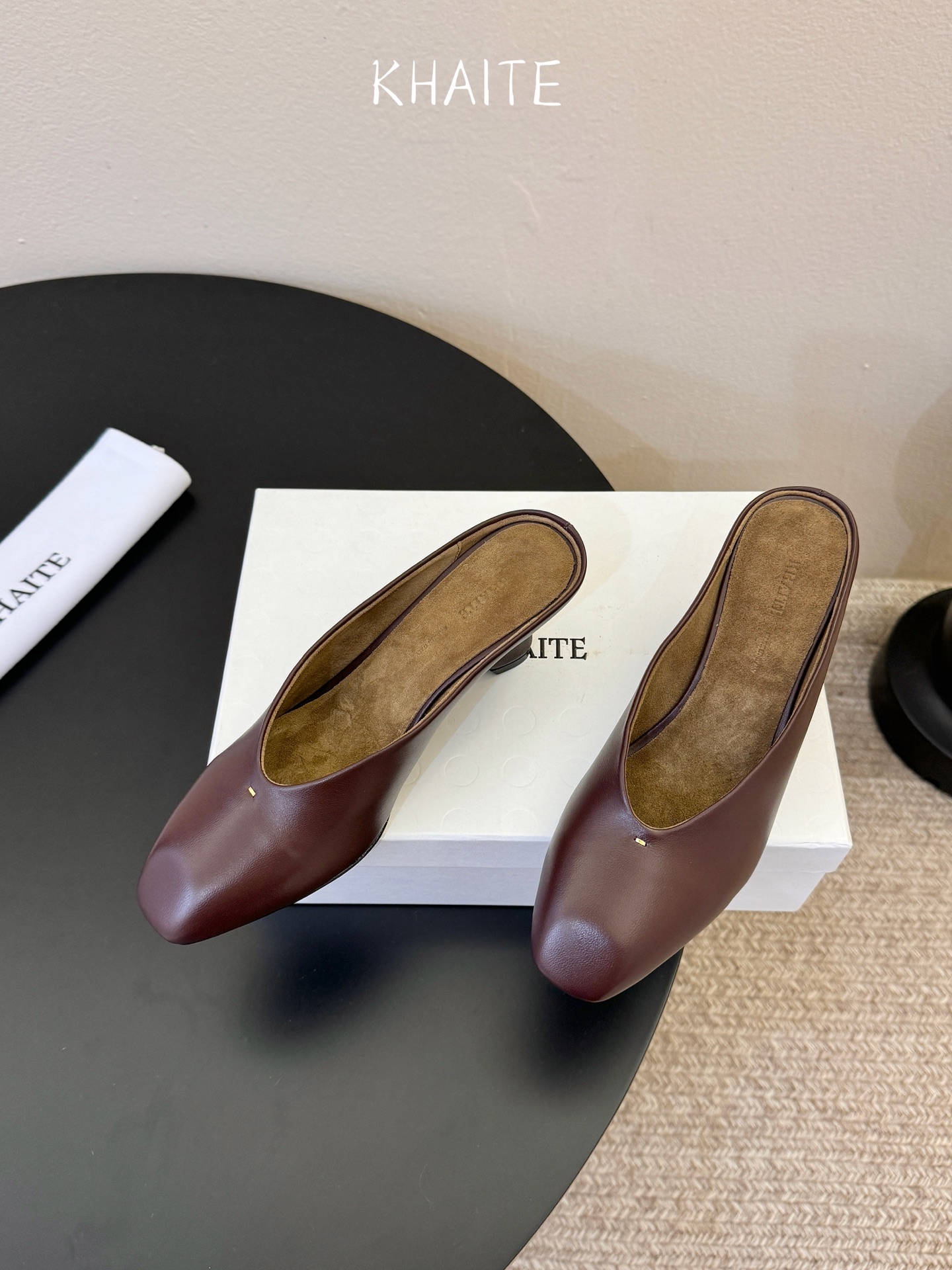 Khait* 𝟐𝟔𝐀𝐖新品穆勒半拖｜藏在日常里的复古叙事把90年代的复古优雅与当代的随性自在揉进鞋型里 