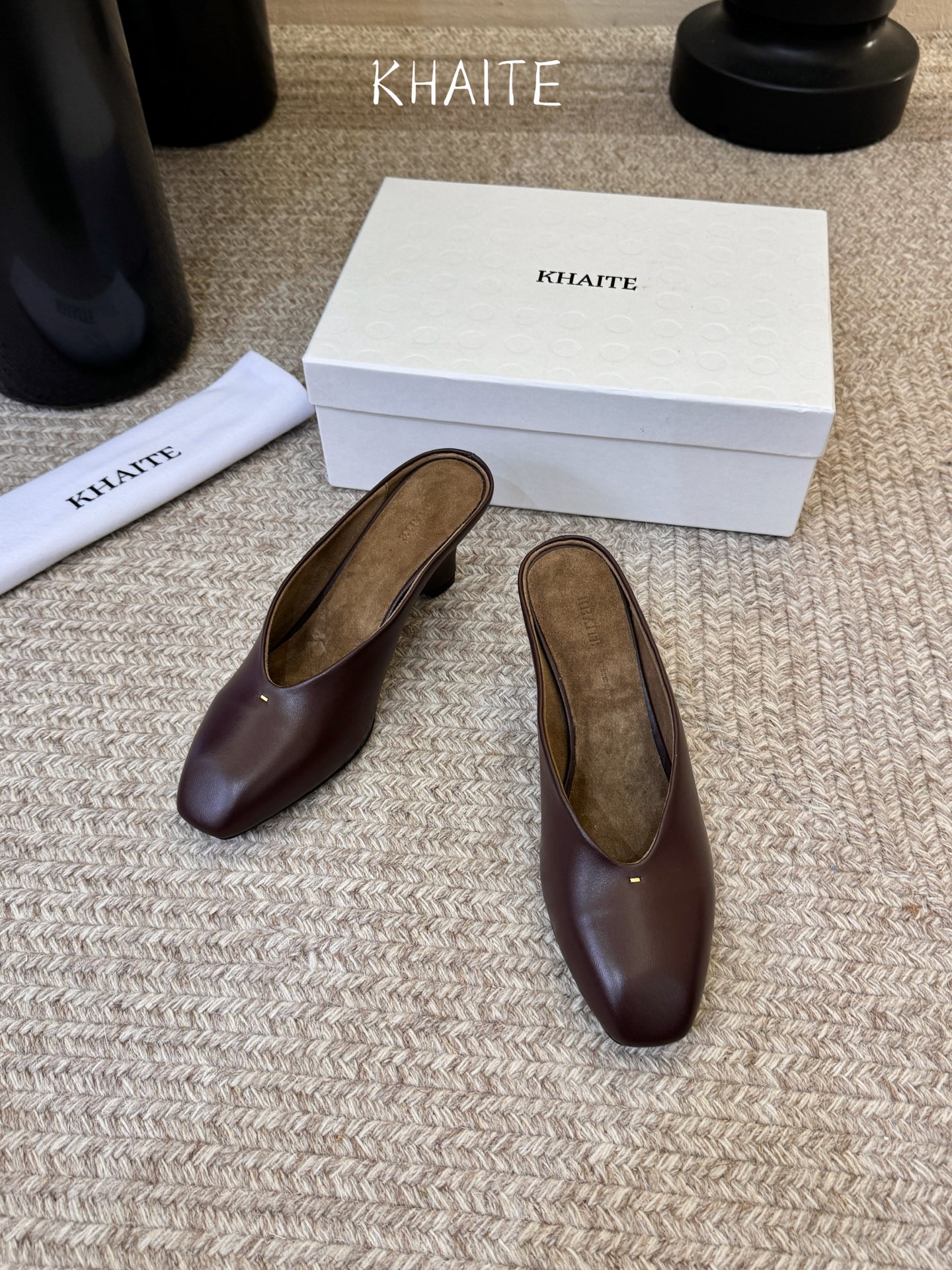 Khait* 𝟐𝟔𝐀𝐖新品穆勒半拖｜藏在日常里的复古叙事把90年代的复古优雅与当代的随性自在揉进鞋型里 