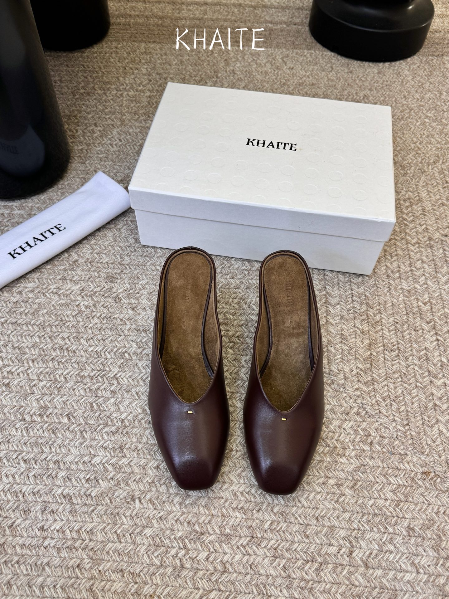 Khait* 𝟐𝟔𝐀𝐖新品穆勒半拖｜藏在日常里的复古叙事把90年代的复古优雅与当代的随性自在揉进鞋型里 