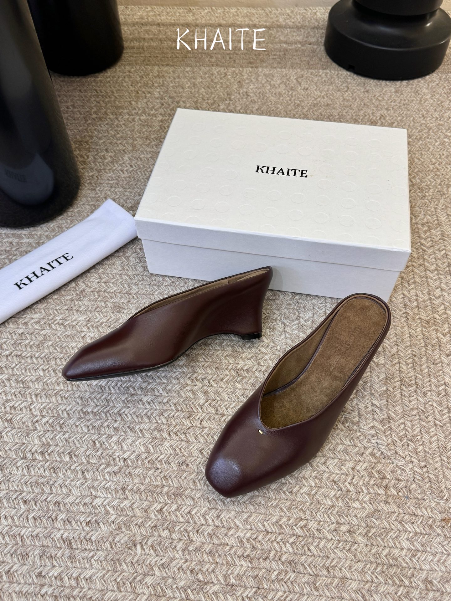 Khait* 𝟐𝟔𝐀𝐖新品穆勒半拖｜藏在日常里的复古叙事把90年代的复古优雅与当代的随性自在揉进鞋型里 