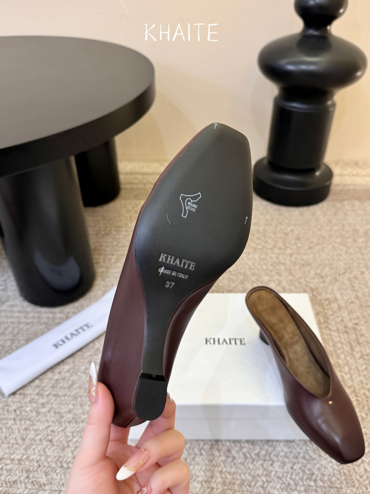 Khait* 𝟐𝟔𝐀𝐖新品穆勒半拖｜藏在日常里的复古叙事把90年代的复古优雅与当代的随性自在揉进鞋型里 