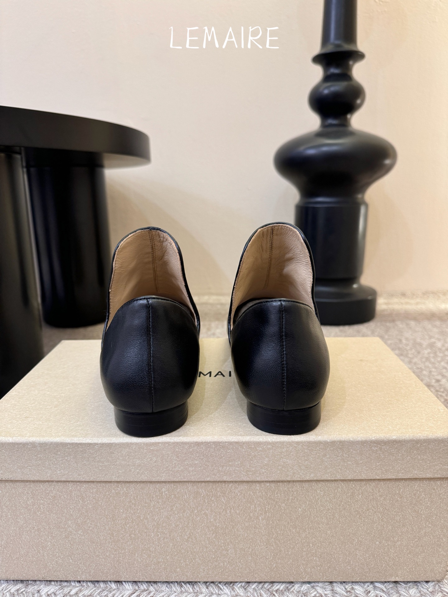 Lemair* 早春新款极简方头软皮鞋这双鞋，就是那种“越简单，越高级”的代名词利落的方头线条，没有多余