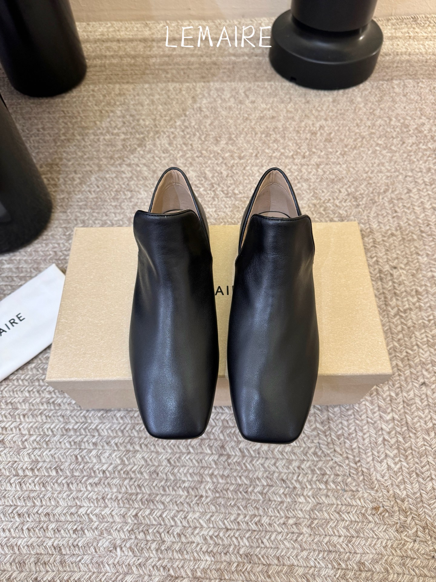 Lemair* 早春新款极简方头软皮鞋这双鞋，就是那种“越简单，越高级”的代名词利落的方头线条，没有多余