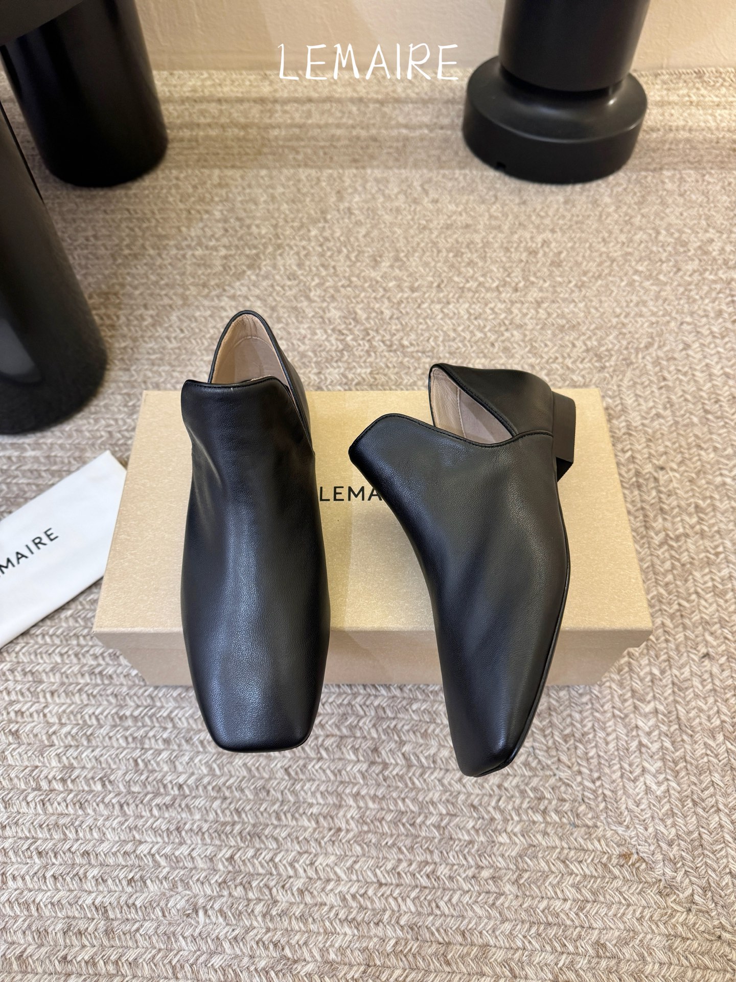 Lemair* 早春新款极简方头软皮鞋这双鞋，就是那种“越简单，越高级”的代名词利落的方头线条，没有多余