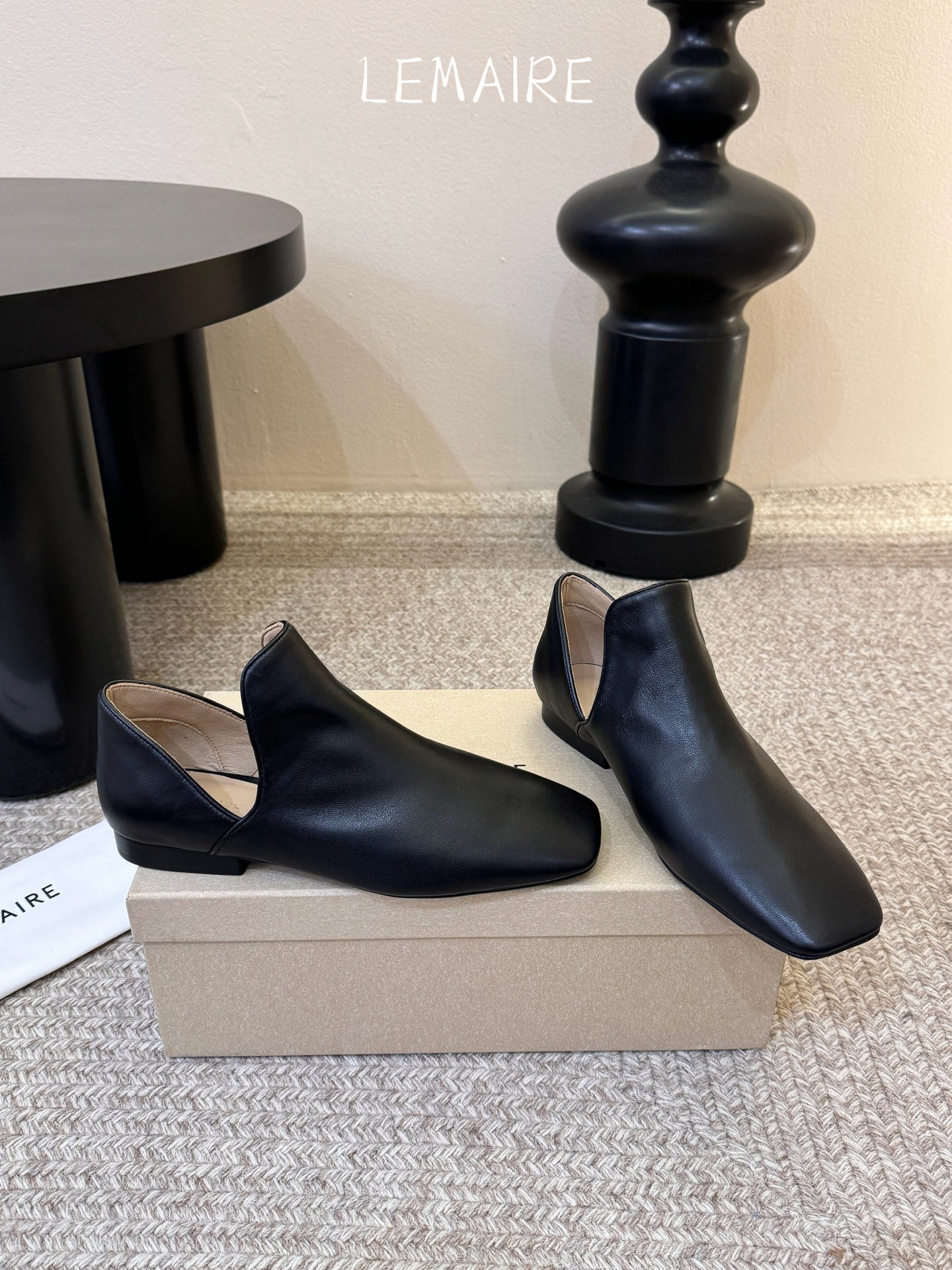 Lemair* 早春新款极简方头软皮鞋这双鞋，就是那种“越简单，越高级”的代名词利落的方头线条，没有多余