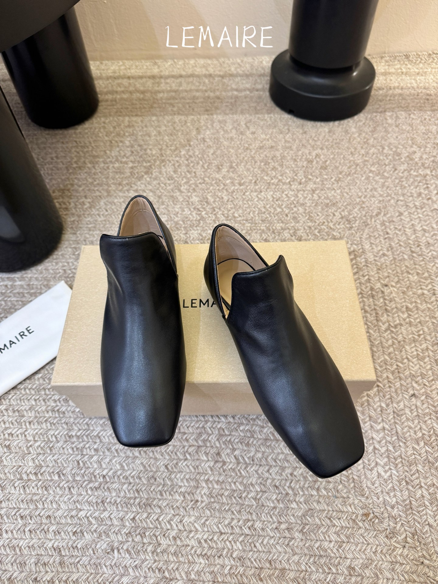 Lemair* 早春新款极简方头软皮鞋这双鞋，就是那种“越简单，越高级”的代名词利落的方头线条，没有多余