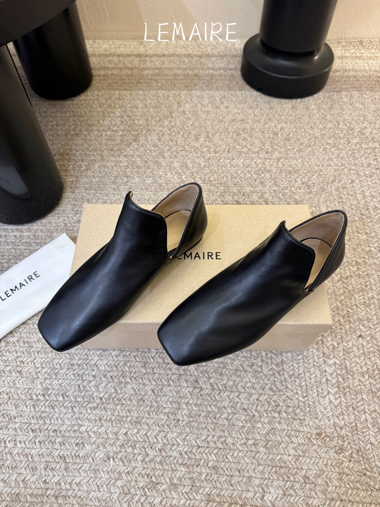 Lemair* 早春新款极简方头软皮鞋这双鞋，就是那种“越简单，越高级”的代名词利落的方头线条，没有多余