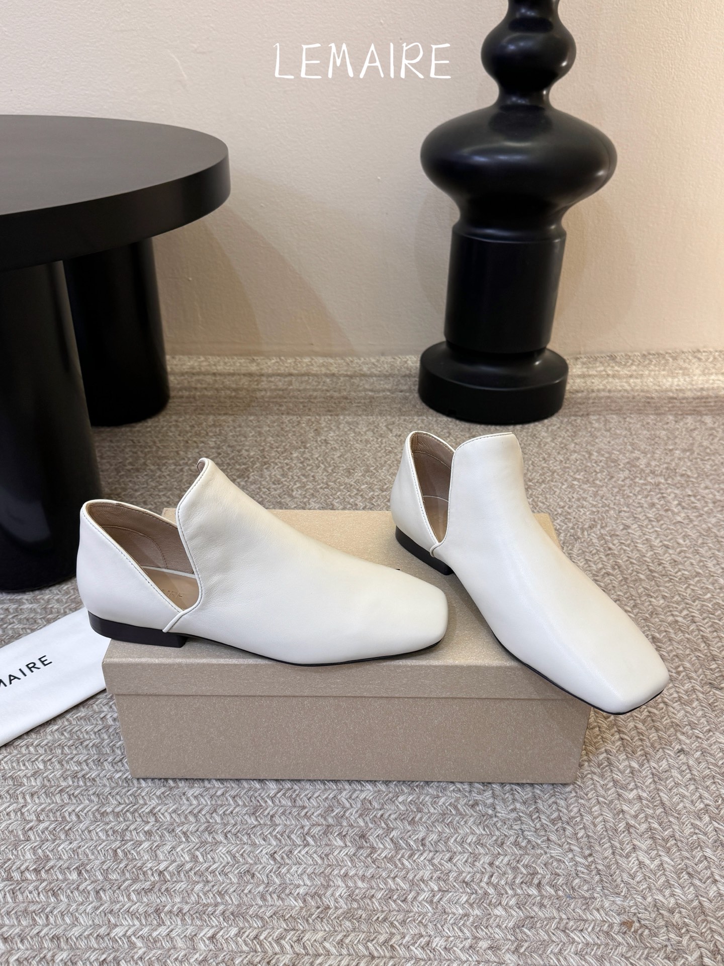 Lemair* 早春新款极简方头软皮鞋这双鞋，就是那种“越简单，越高级”的代名词利落的方头线条，没有多余