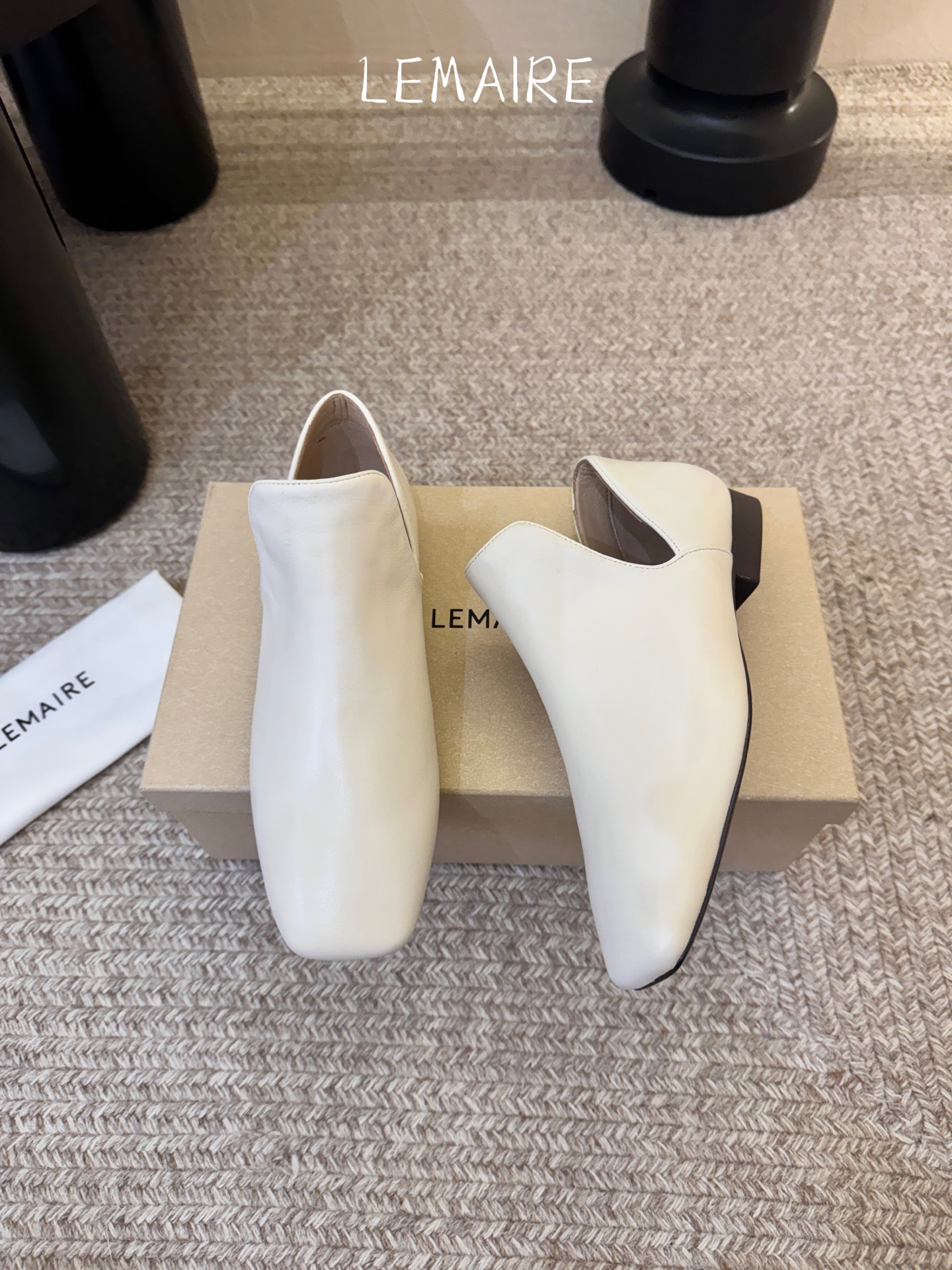 Lemair* 早春新款极简方头软皮鞋这双鞋，就是那种“越简单，越高级”的代名词利落的方头线条，没有多余