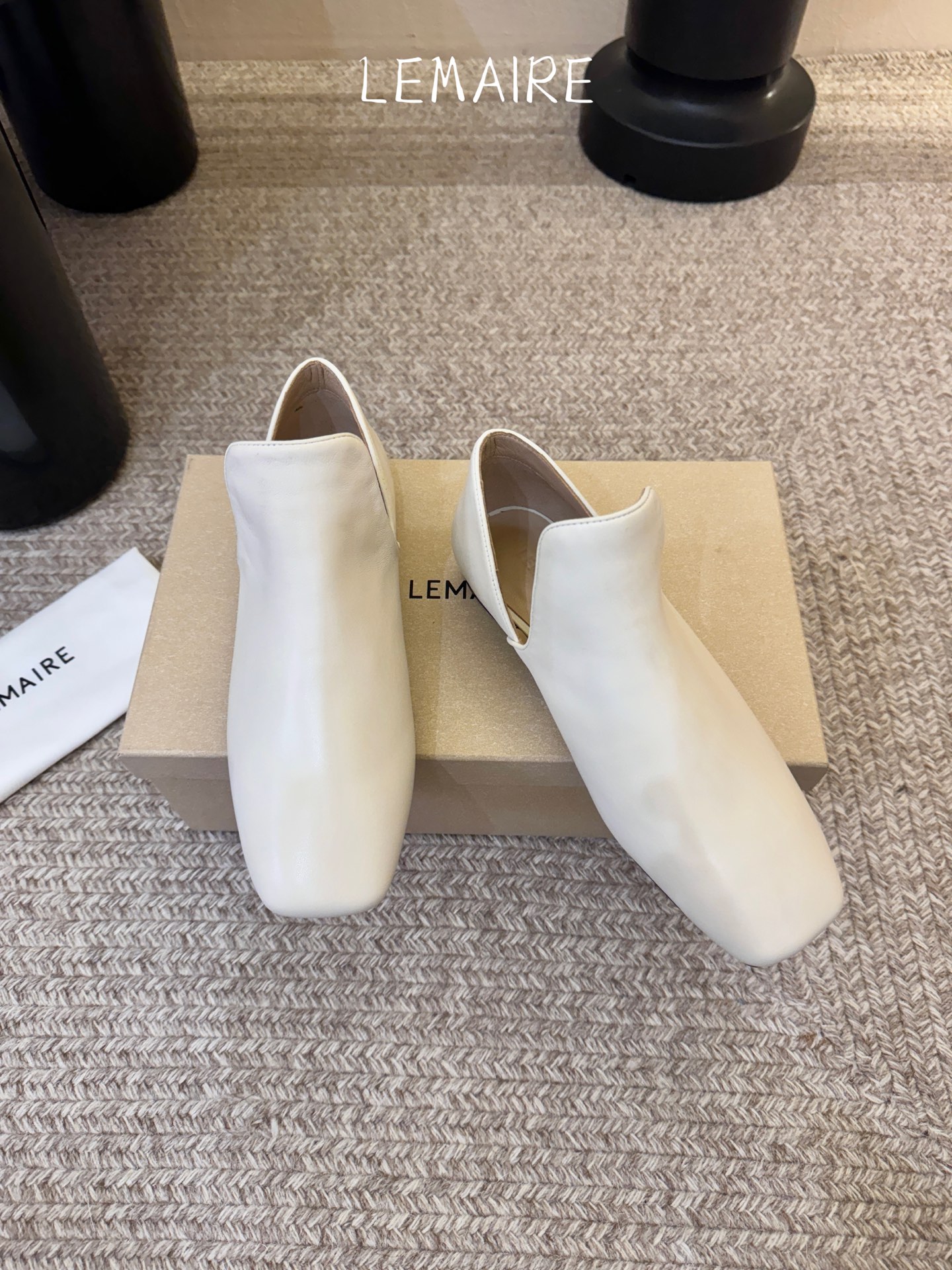 Lemair* 早春新款极简方头软皮鞋这双鞋，就是那种“越简单，越高级”的代名词利落的方头线条，没有多余