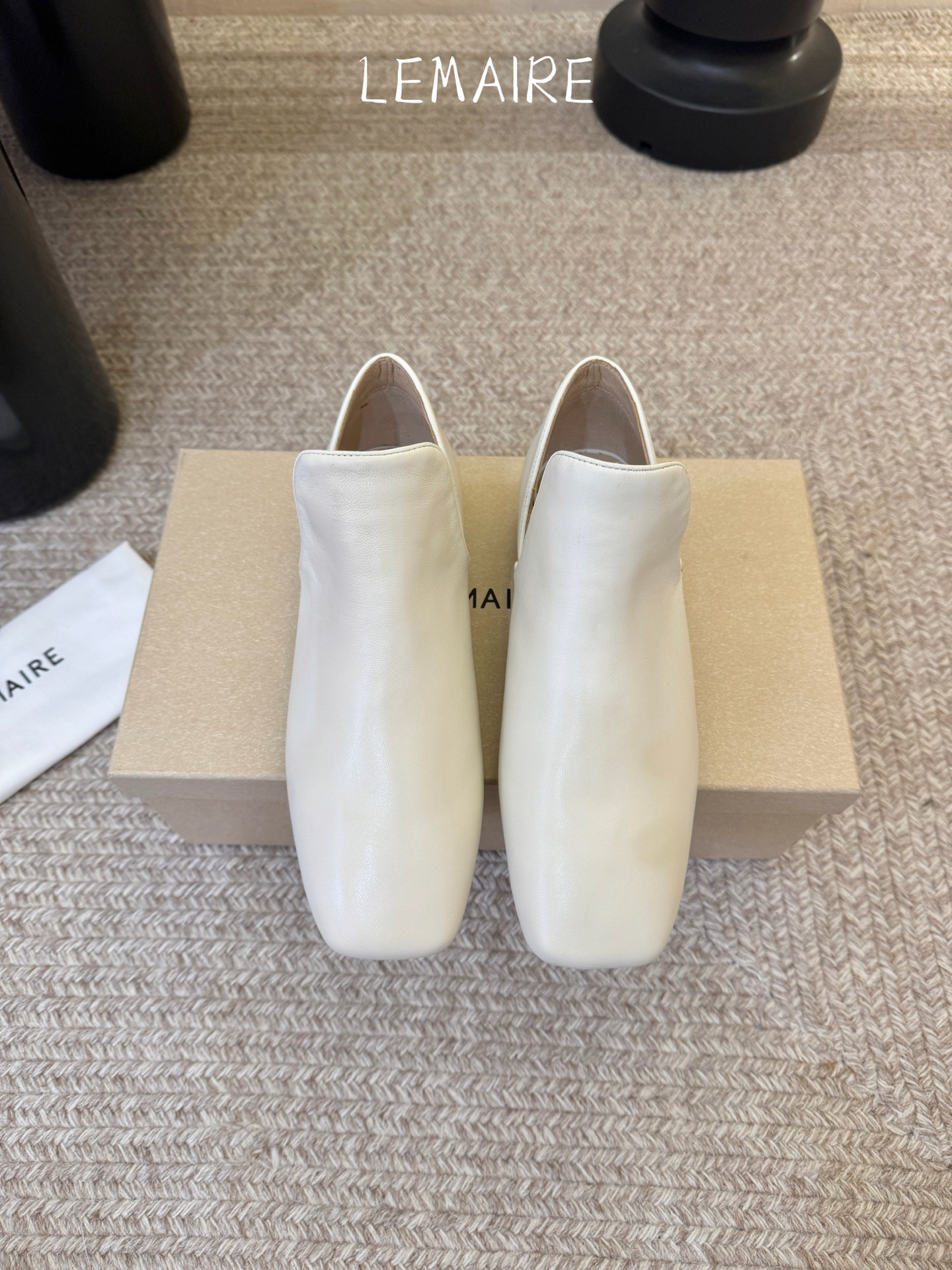 Lemair* 早春新款极简方头软皮鞋这双鞋，就是那种“越简单，越高级”的代名词利落的方头线条，没有多余