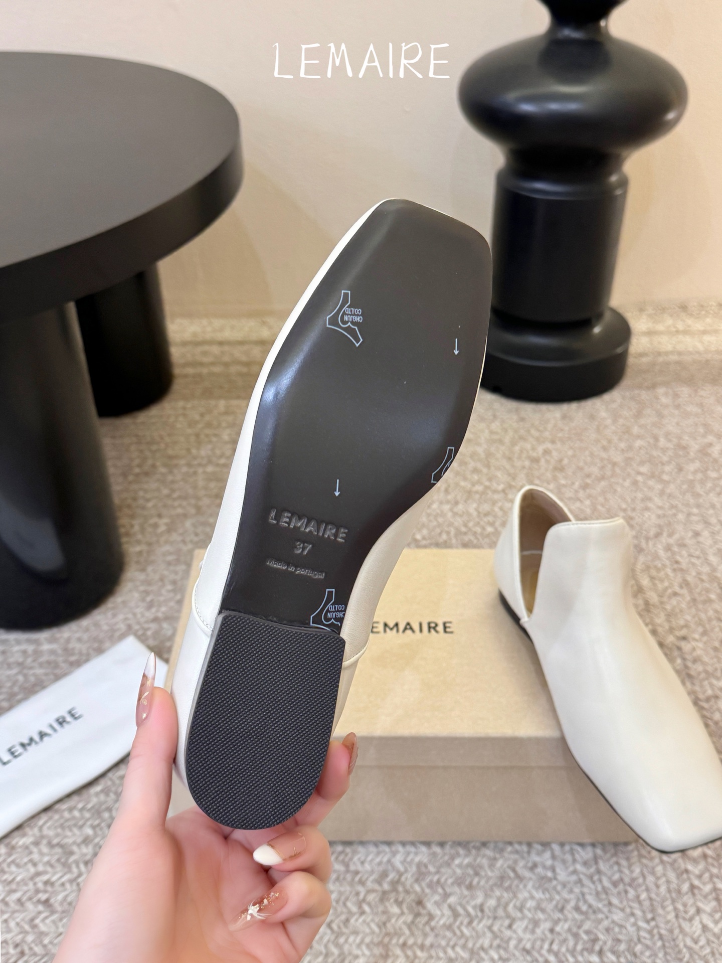 Lemair* 早春新款极简方头软皮鞋这双鞋，就是那种“越简单，越高级”的代名词利落的方头线条，没有多余