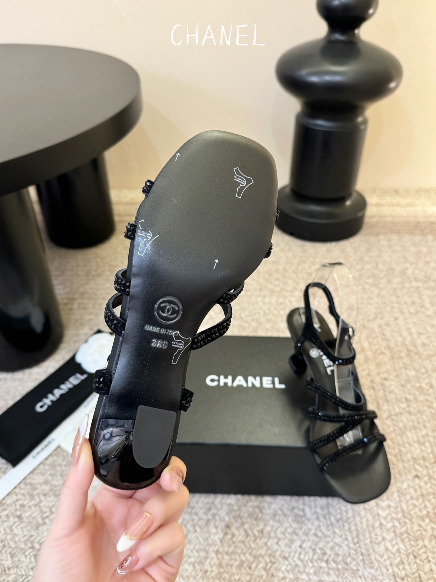 6公分香奈儿CHANEL春夏最新款一字带凉鞋超多明星网红种草 鞋头一字带印有双C定制金属扣 原版一比一复