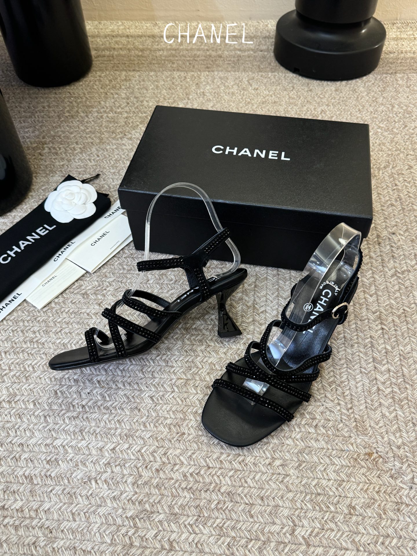 6公分香奈儿CHANEL春夏最新款一字带凉鞋超多明星网红种草 鞋头一字带印有双C定制金属扣 原版一比一复