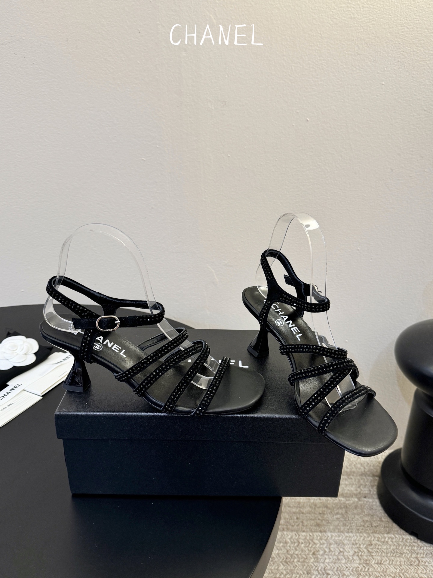 6公分香奈儿CHANEL春夏最新款一字带凉鞋超多明星网红种草 鞋头一字带印有双C定制金属扣 原版一比一复
