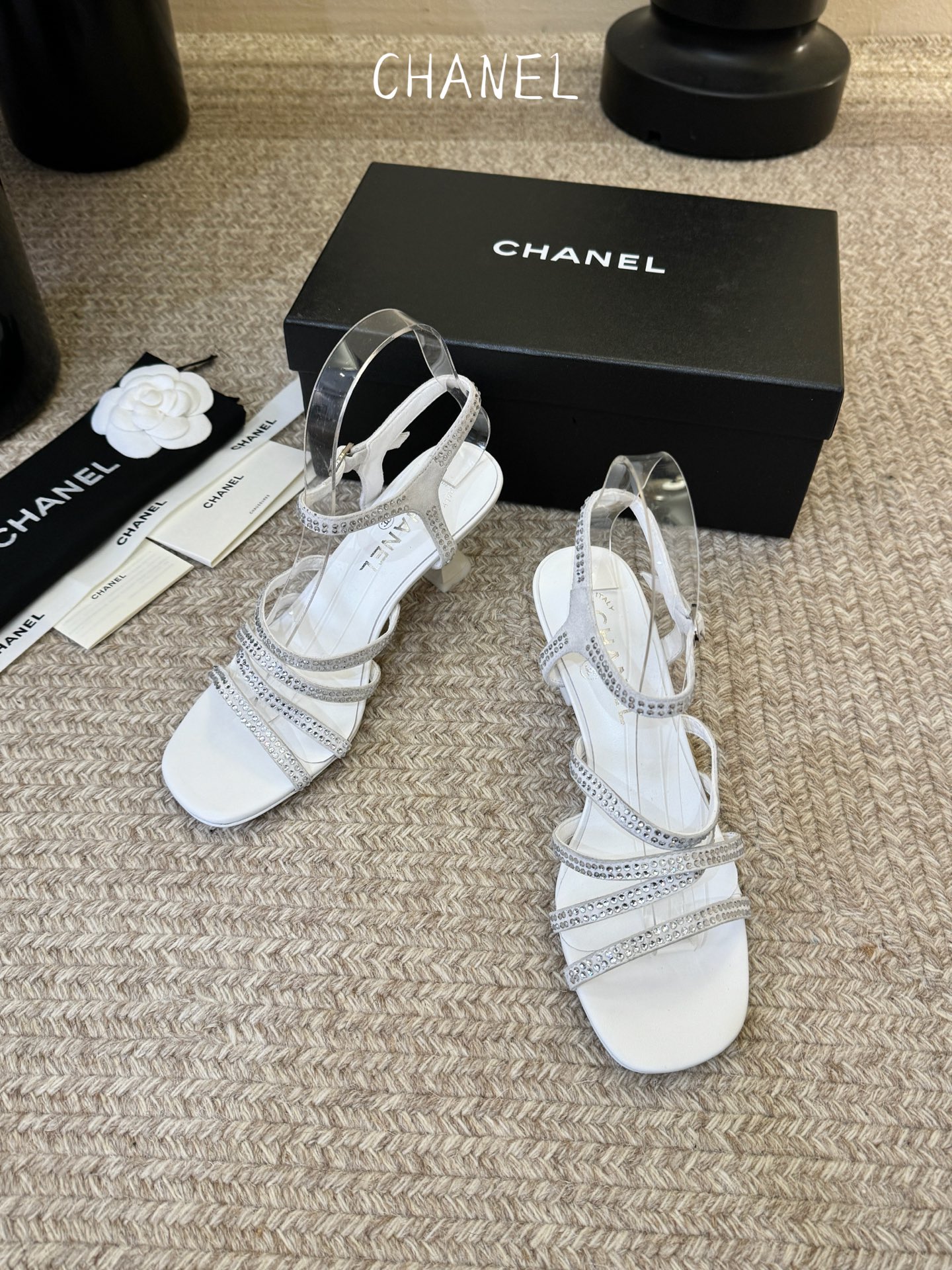 6公分香奈儿CHANEL春夏最新款一字带凉鞋超多明星网红种草 鞋头一字带印有双C定制金属扣 原版一比一复